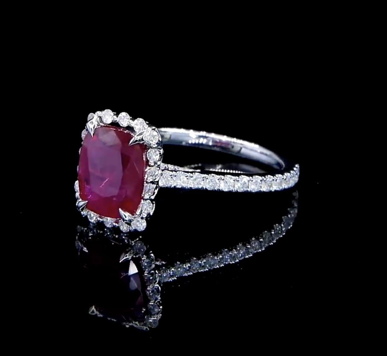 Anello classico con diamante aureolato in rubino da 2,85 carati In condizioni Nuovo in vendita a Bangkok, TH