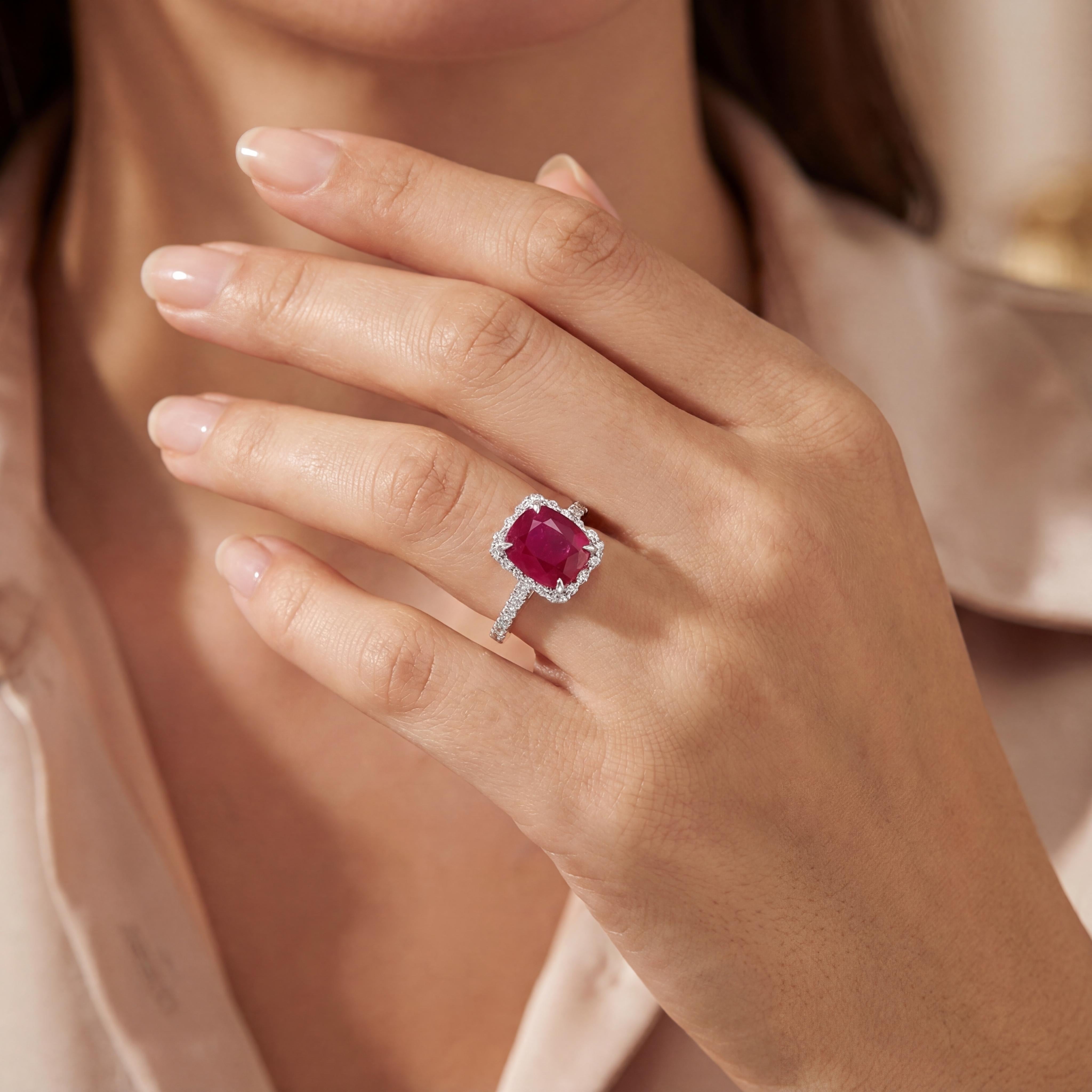 Donna Anello classico con diamante aureolato in rubino da 2,85 carati in vendita