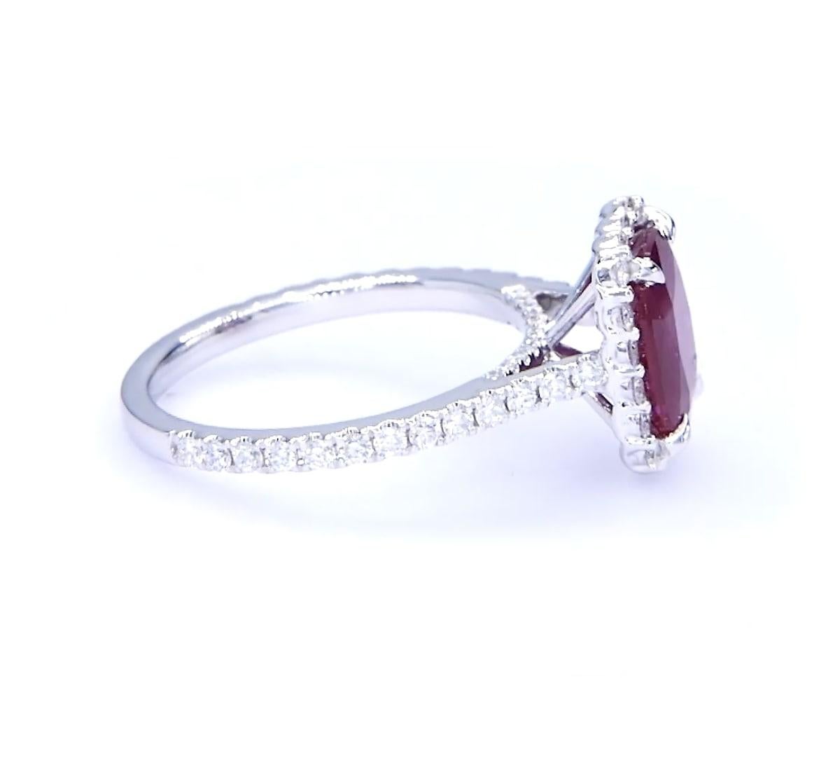 Anello classico con diamante aureolato in rubino da 2,85 carati in vendita 1