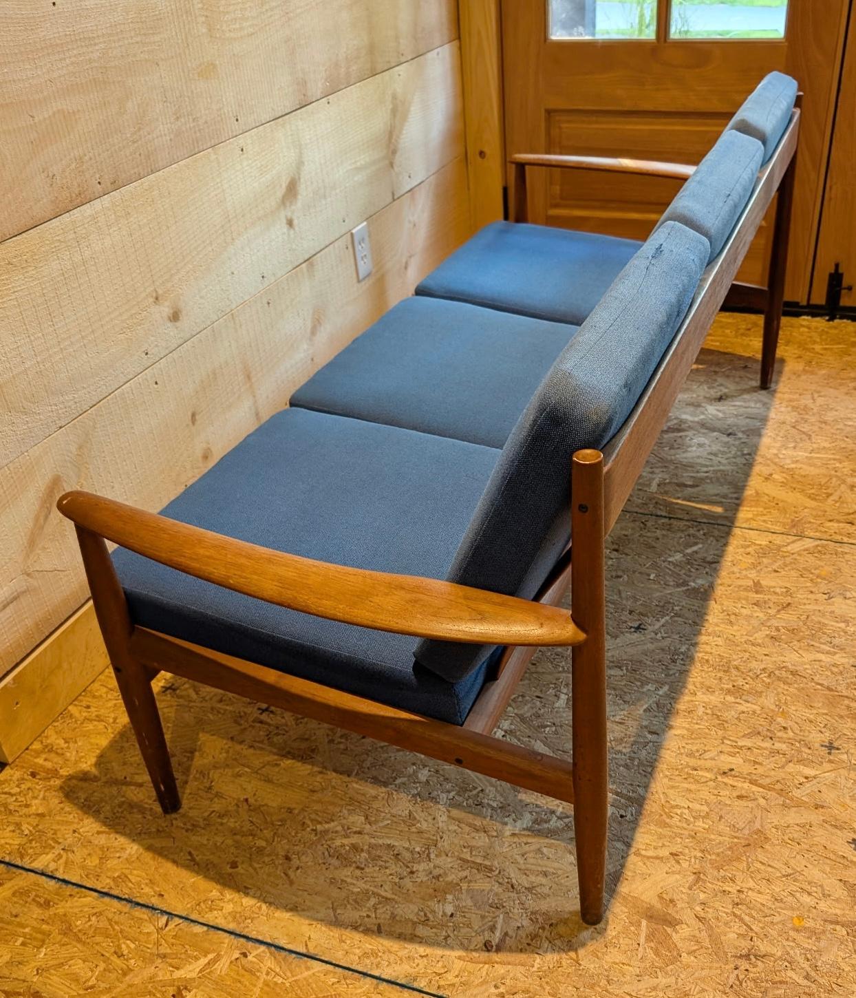 Un divano vintage danese estremamente raro e assolutamente straordinario, realizzato da Grete Jalk per France and Son. È stata realizzata in Danimarca e risale agli anni '60. Conserva i cuscini in tessuto originali e le prime etichette originali,