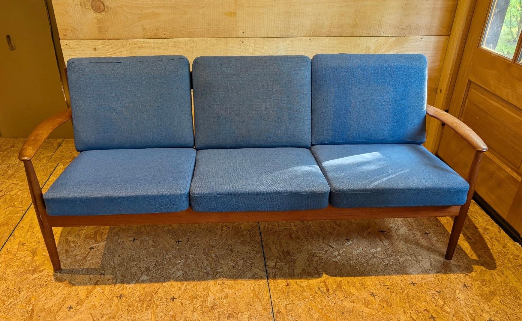 Scandinavo moderno Divano classico a 3 posti in teak di Grete Jalk per France and Son / Danimarca in vendita