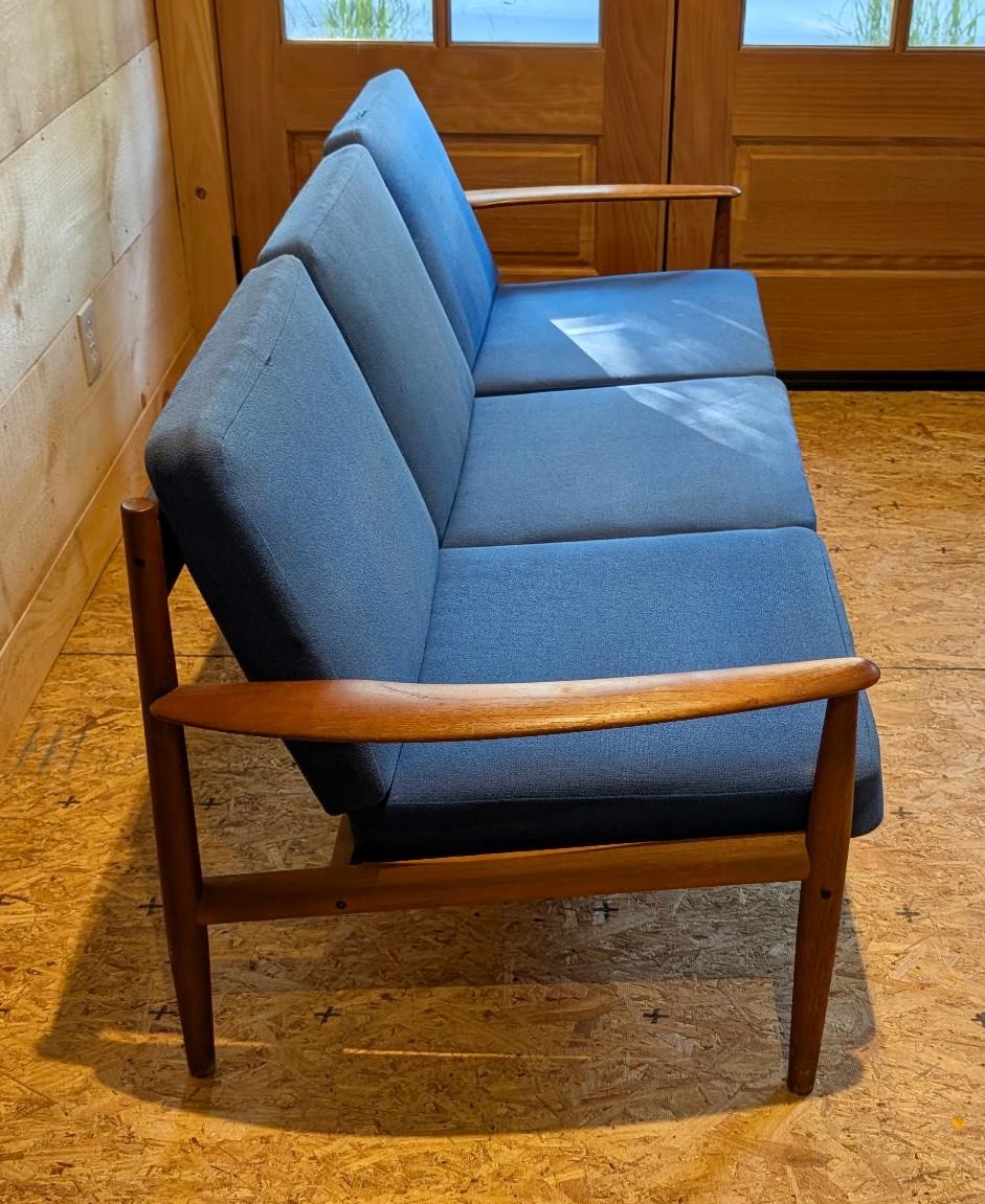 Divano classico a 3 posti in teak di Grete Jalk per France and Son / Danimarca In condizioni buone in vendita a Buffalo, NY