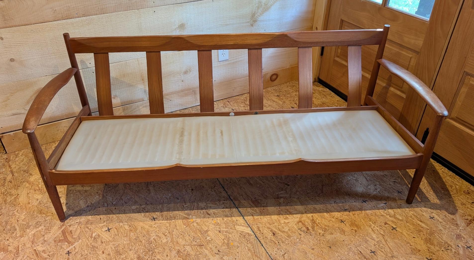 Divano classico a 3 posti in teak di Grete Jalk per France and Son / Danimarca in vendita 2