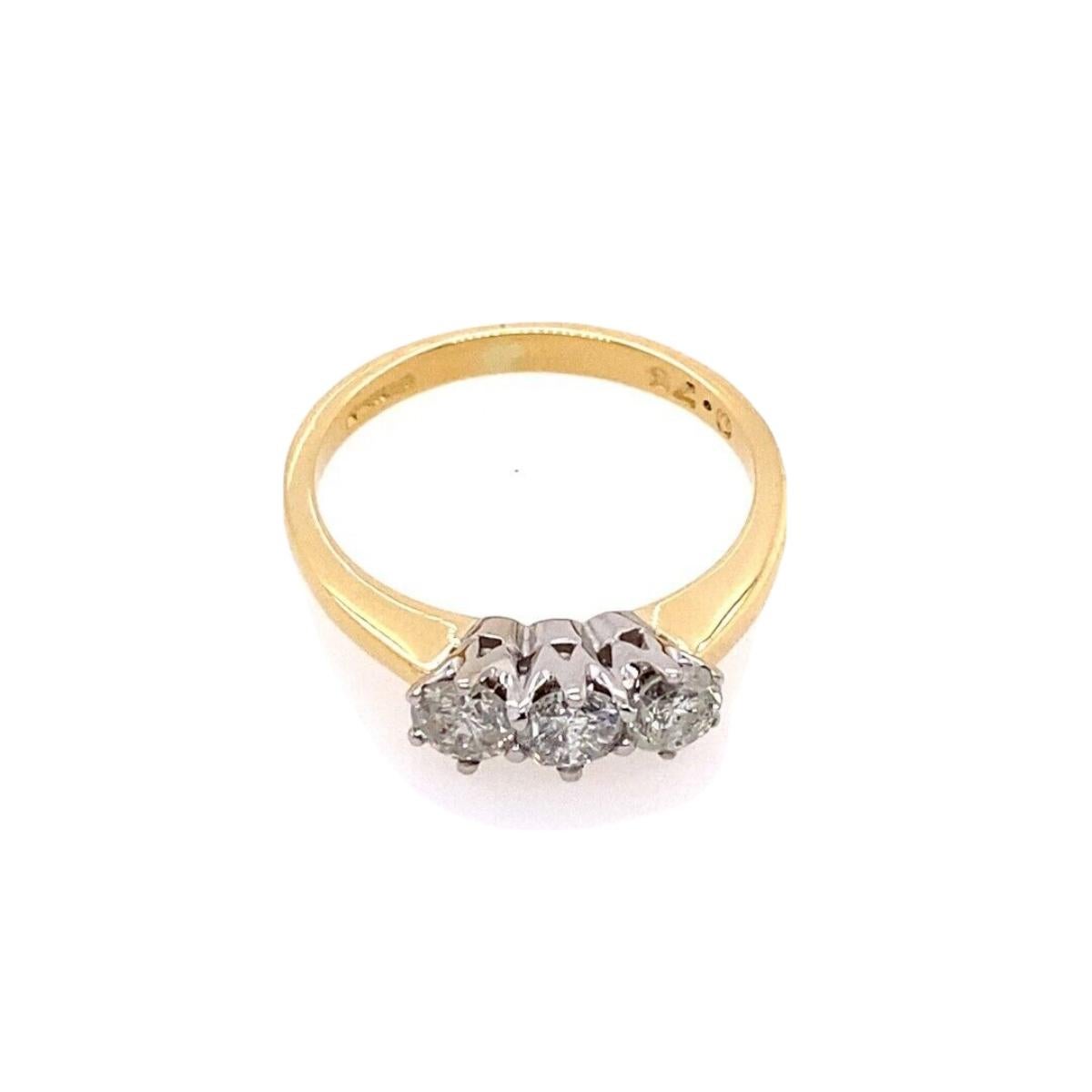 Classic 3-Stone Trilogy Ring, Set with 3-Diamonds 0.75ct in 18ct Yellow Gold In Excellent Condition For Sale In London, GB