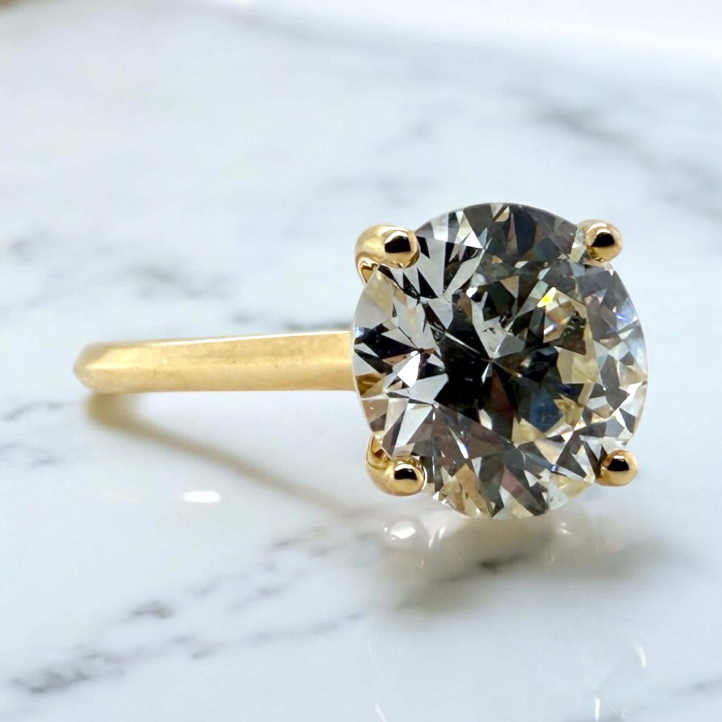 Nous aimons toujours un beau diamant européen taillé à l'ancienne !

Détails de l'anneau
Matériau : Or jaune 14K
Poids : 3,5 grammes
Largeur de la tige : 2mm
Hauteur de la tête : 7,9 mm
Taille du doigt : 6 3/4
Sur demande, les dimensions peuvent