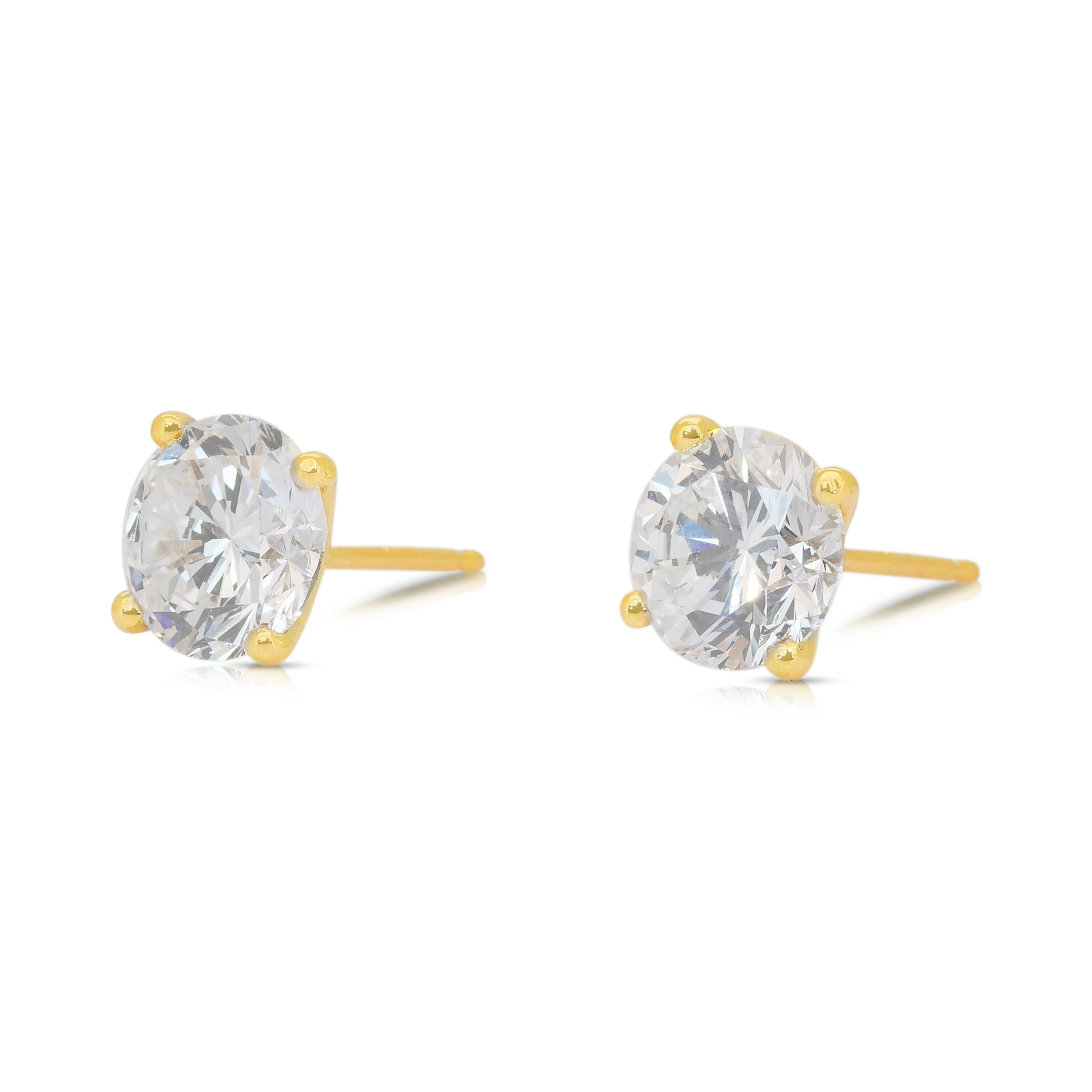 Classic 3.03ct Diamonds Stud Earrings in 18k Yellow Gold - IGI Certified In condizioni Nuovo in vendita a רמת גן, IL