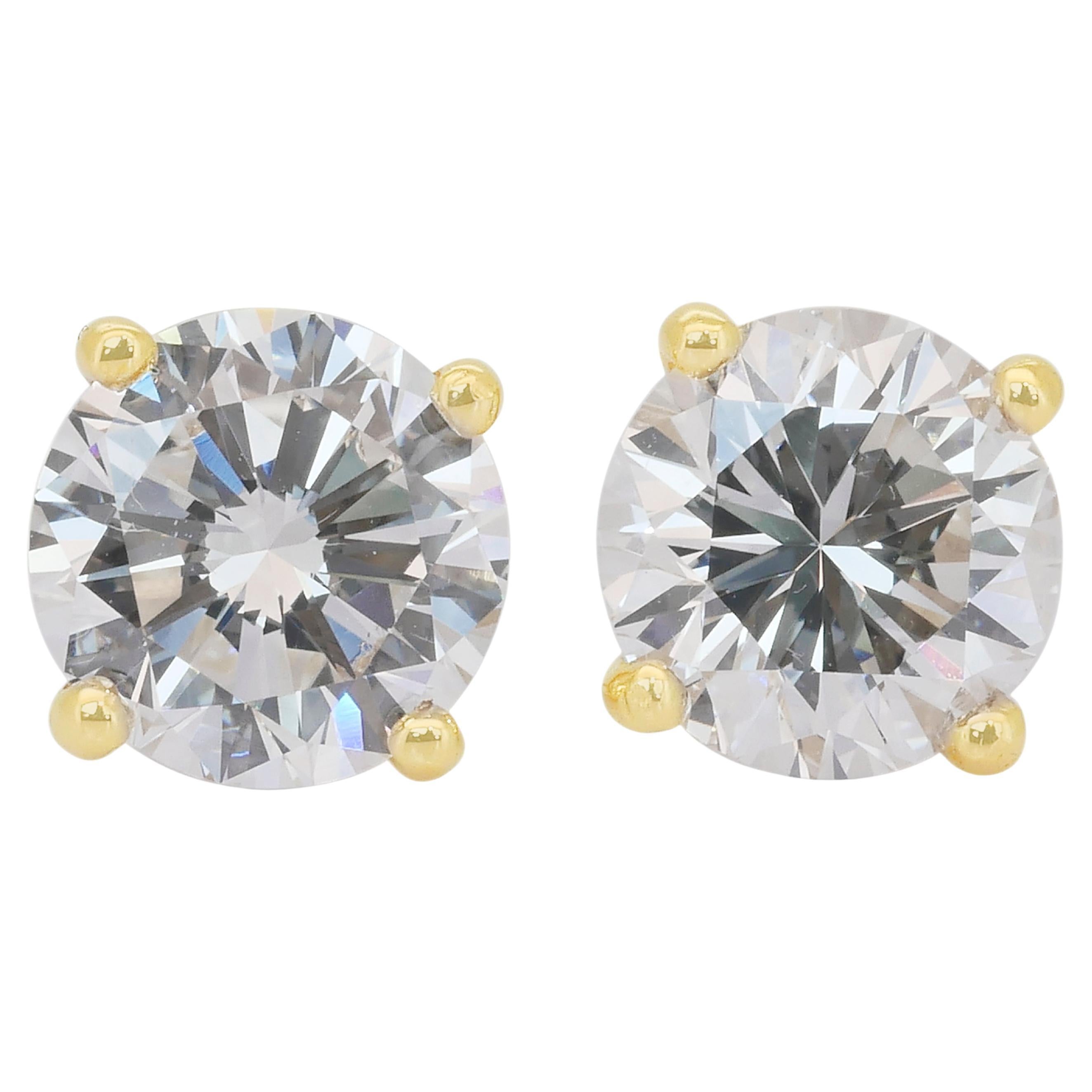 Classic 3.03ct Diamonds Stud Earrings in 18k Yellow Gold - IGI Certified in vendita
