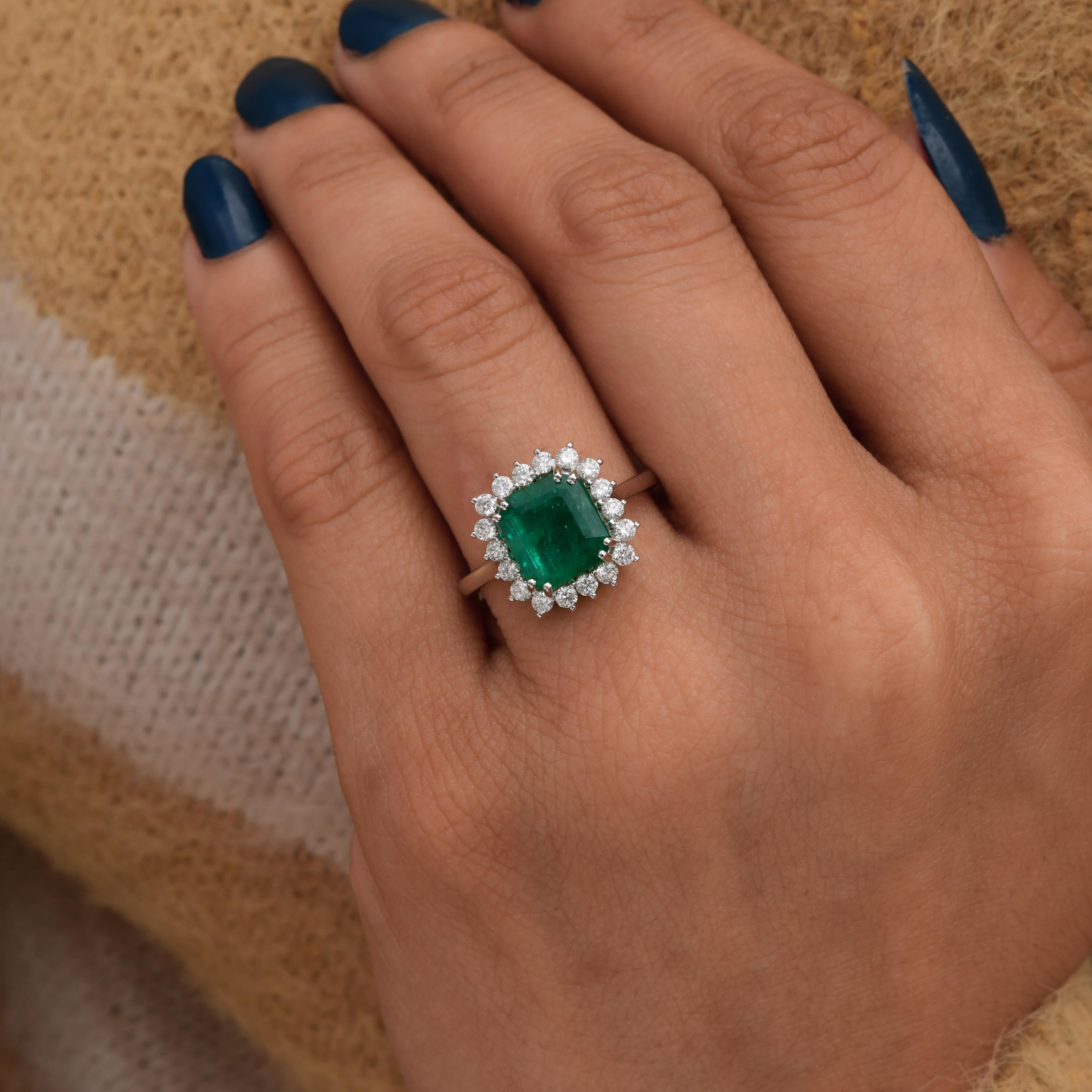 En venta: Anillo clásico de esmeralda zambiana y diamantes de 3,09 quilates en oro de 18 quilates  2