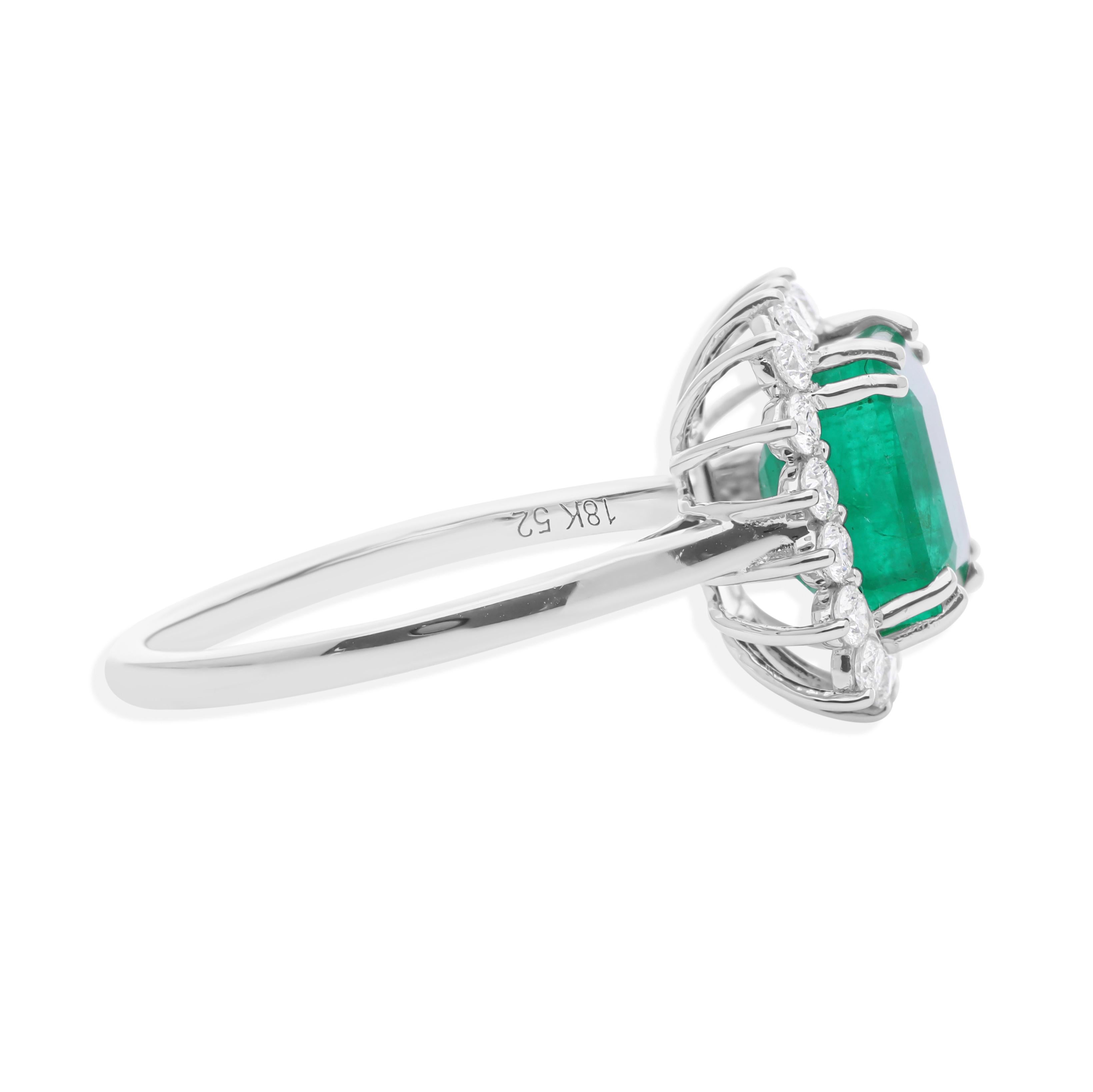 En venta: Anillo clásico de esmeralda zambiana y diamantes de 3,09 quilates en oro de 18 quilates  4