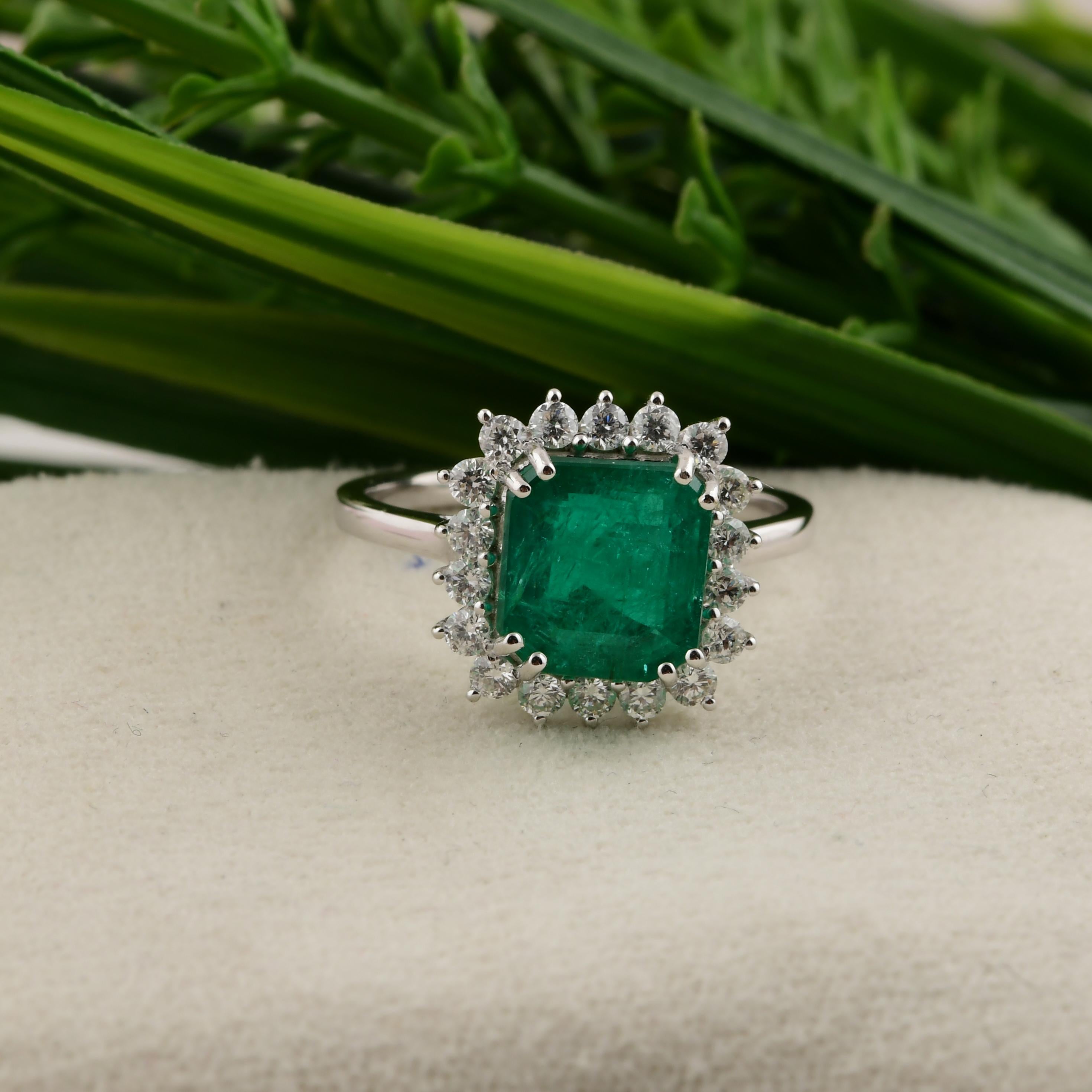 En venta: Anillo clásico de esmeralda zambiana y diamantes de 3,09 quilates en oro de 18 quilates  6