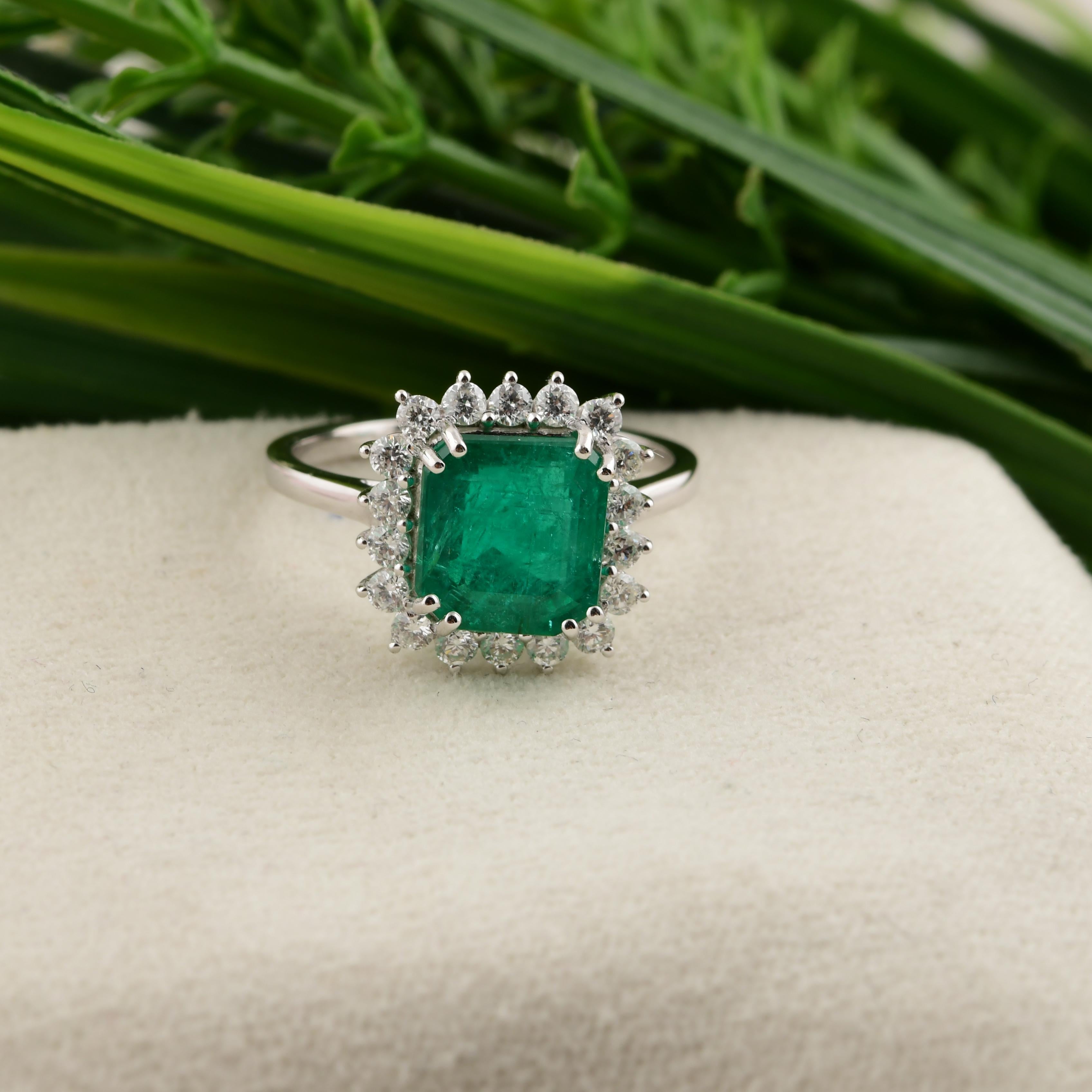 En venta: Anillo clásico de esmeralda zambiana y diamantes de 3,09 quilates en oro de 18 quilates  7
