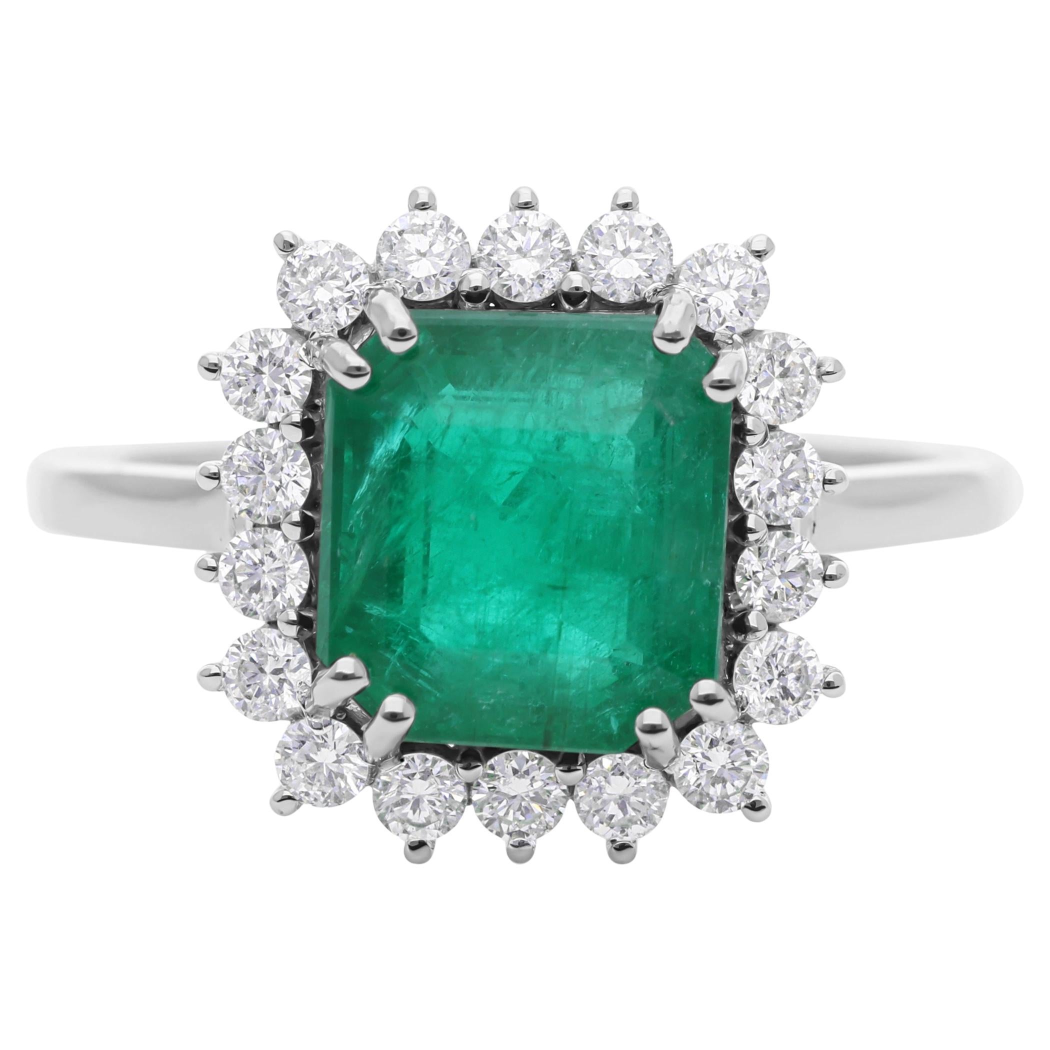 En venta: Anillo clásico de esmeralda zambiana y diamantes de 3,09 quilates en oro de 18 quilates