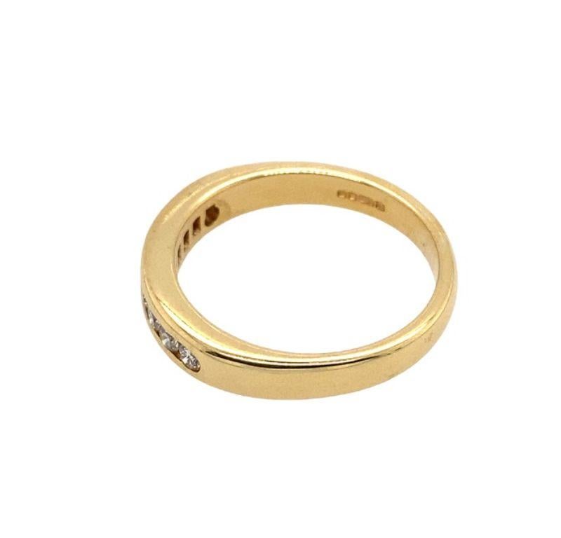 Classic 3.5mm Wedding Band Set with 0.30ct of Diamonds in 18ct Yellow Gold In Excellent Condition For Sale In London, GB