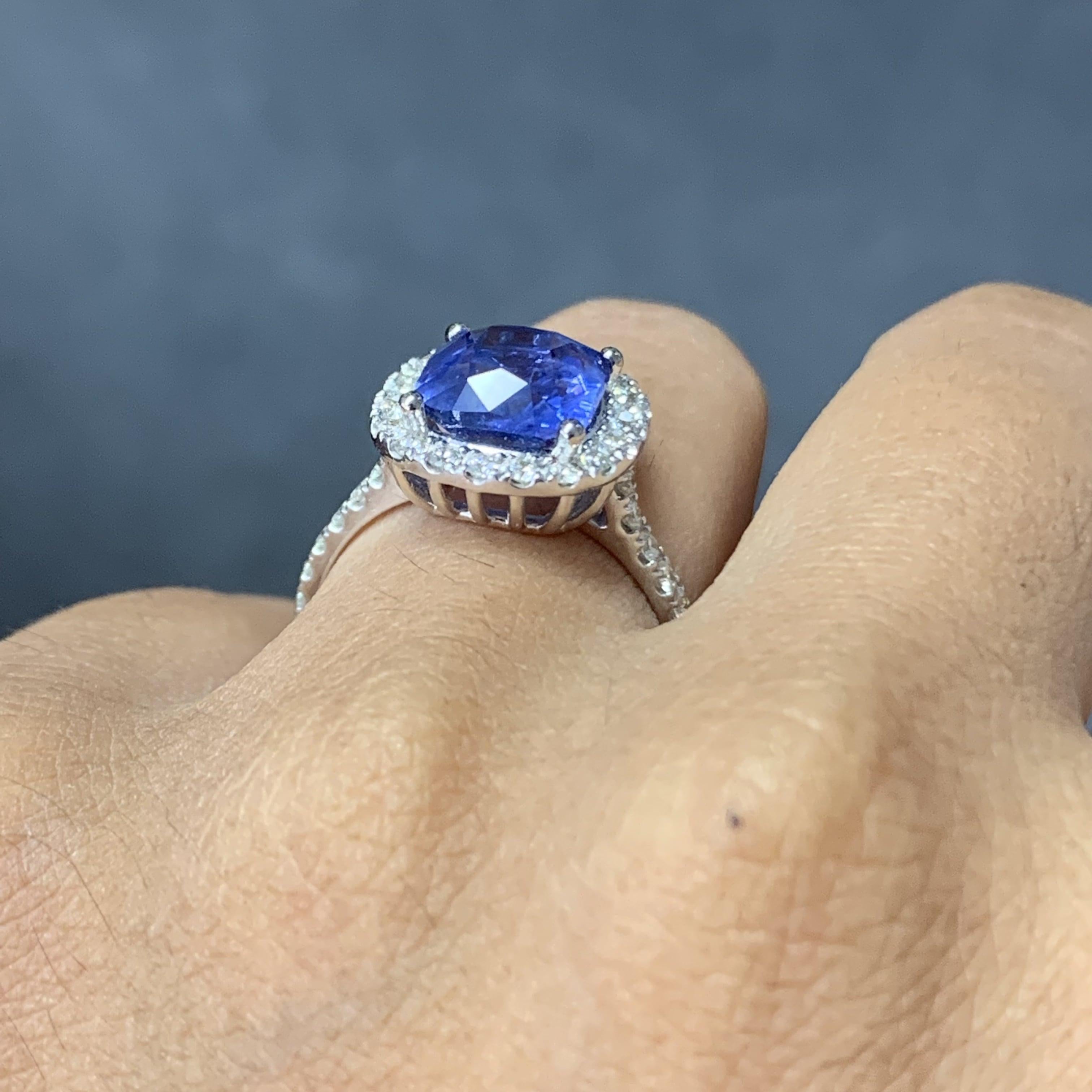 3,6 Karat Kornblumenblauer Saphir im Kissenschliff mit Halo-Diamanten 14K Weißgold Ring 8