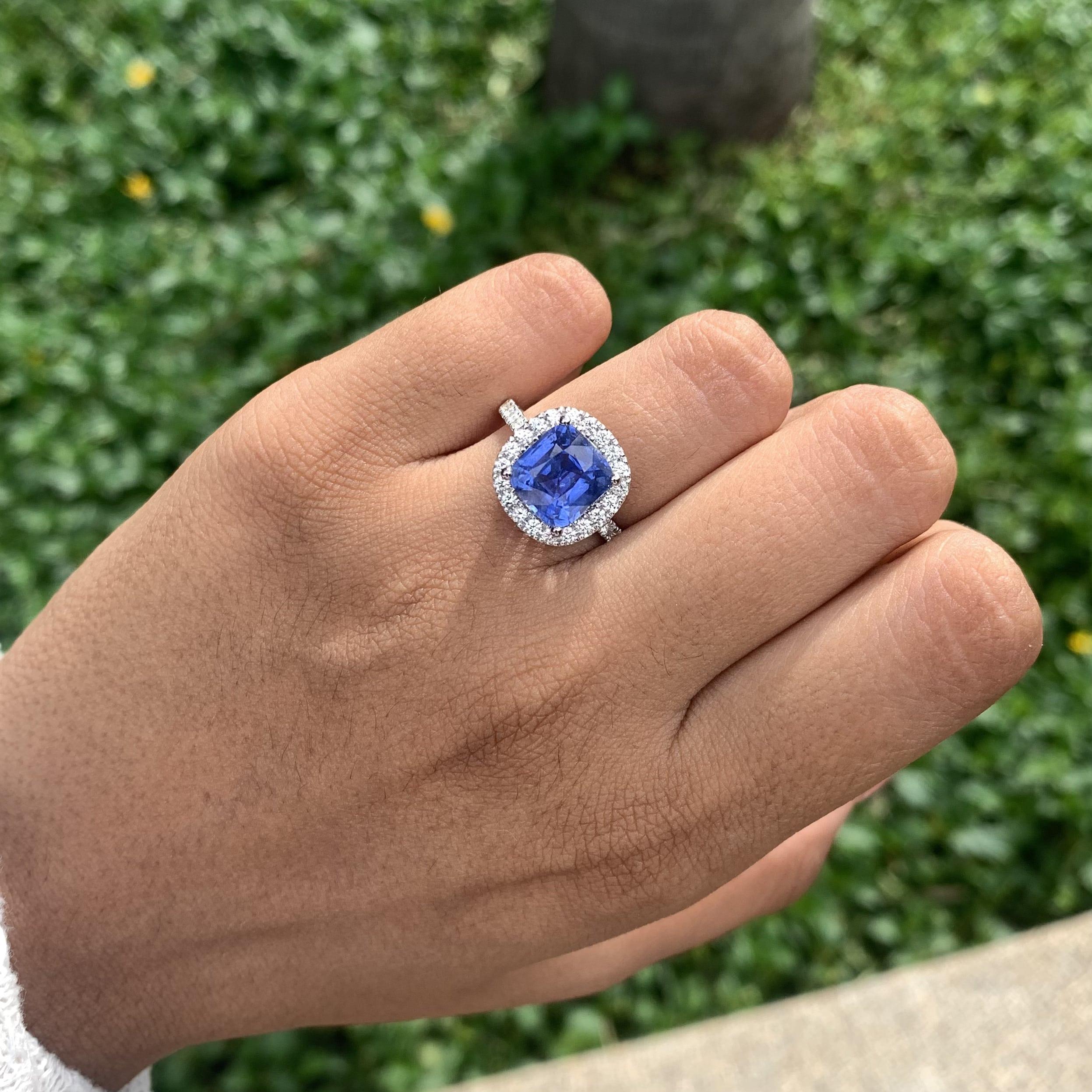 Ein absolut wunderschönes und zeitloses Schmuckstück, das speziell für diesen erstaunlich hochwertigen natürlichen Saphir angefertigt wurde! Ein perfekter Ring, der im Alltag getragen werden kann und dennoch durch seine einzigartige Farbe