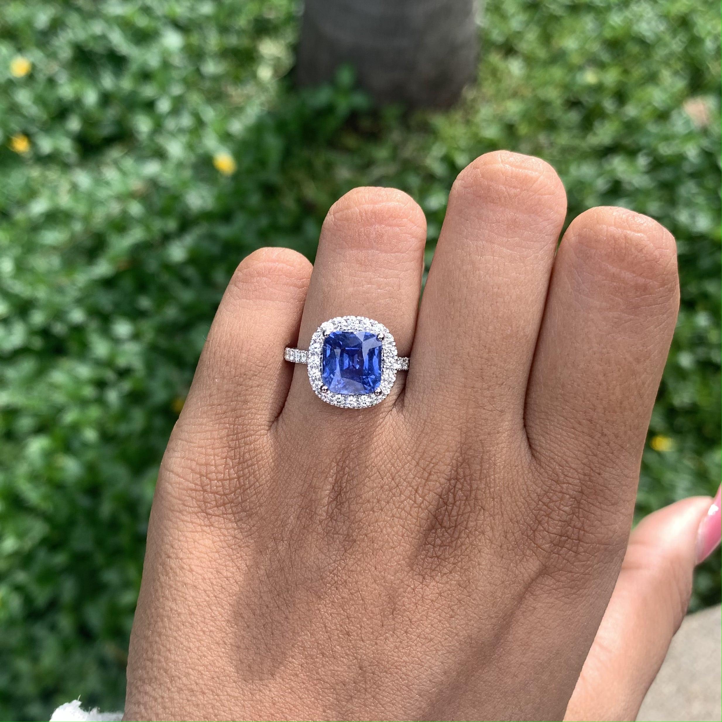 3,6 Karat Kornblumenblauer Saphir im Kissenschliff mit Halo-Diamanten 14K Weißgold Ring im Zustand „Neu“ in Bangkok, TH