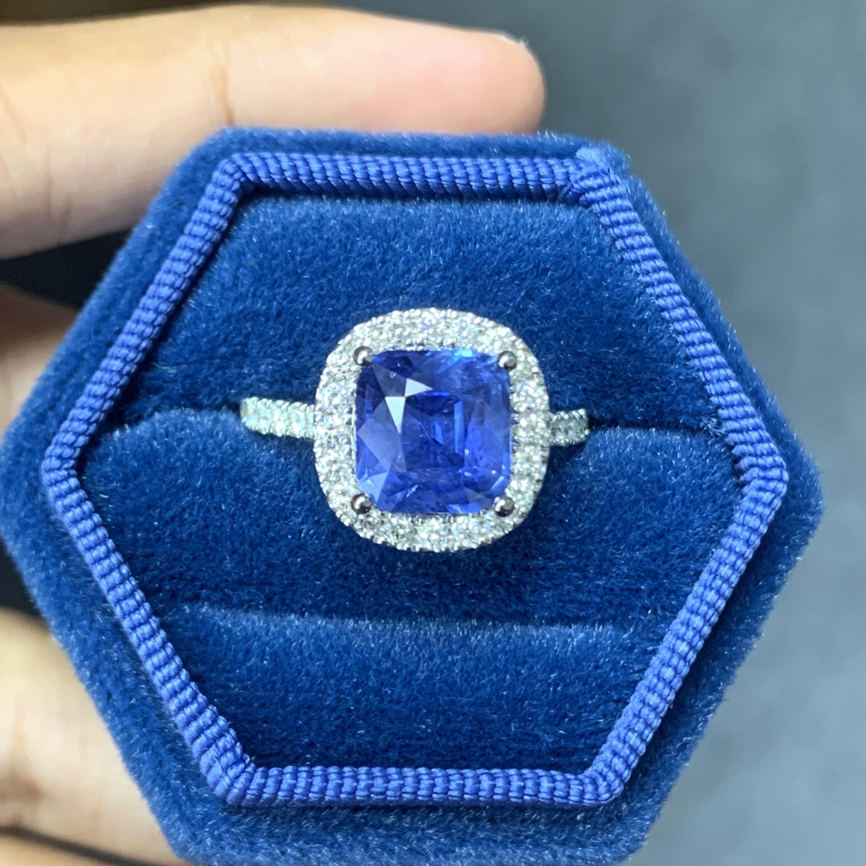3,6 Karat Kornblumenblauer Saphir im Kissenschliff mit Halo-Diamanten 14K Weißgold Ring 2