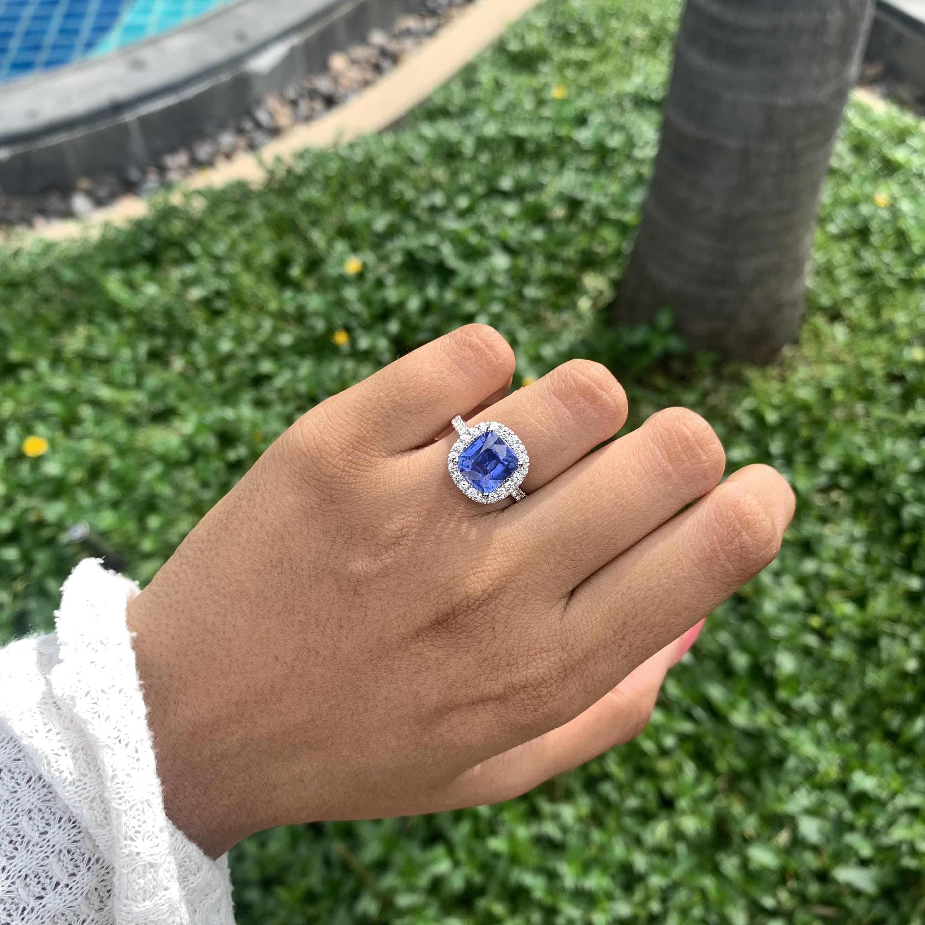 3,6 Karat Kornblumenblauer Saphir im Kissenschliff mit Halo-Diamanten 14K Weißgold Ring für Damen oder Herren