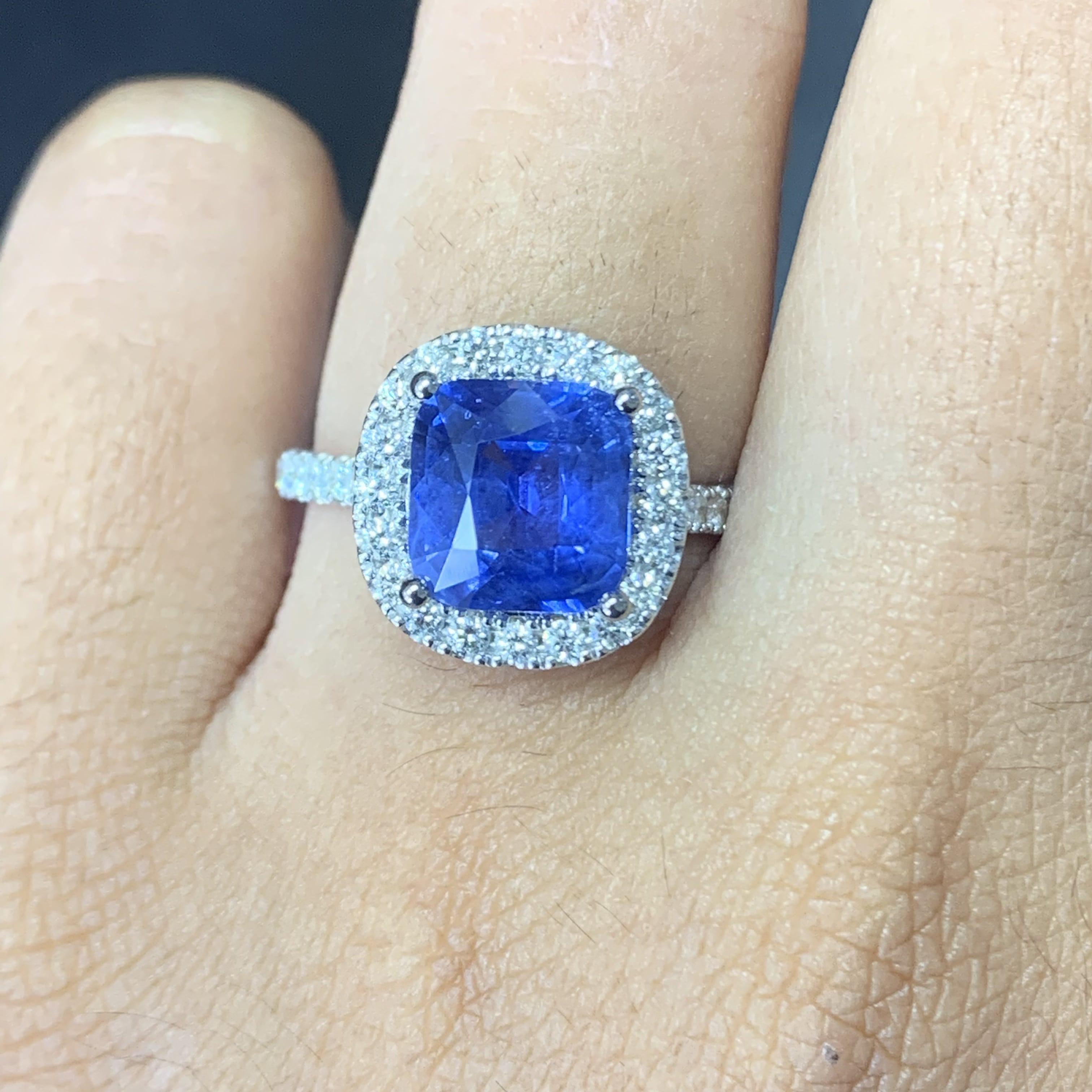 3,6 Karat Kornblumenblauer Saphir im Kissenschliff mit Halo-Diamanten 14K Weißgold Ring 3