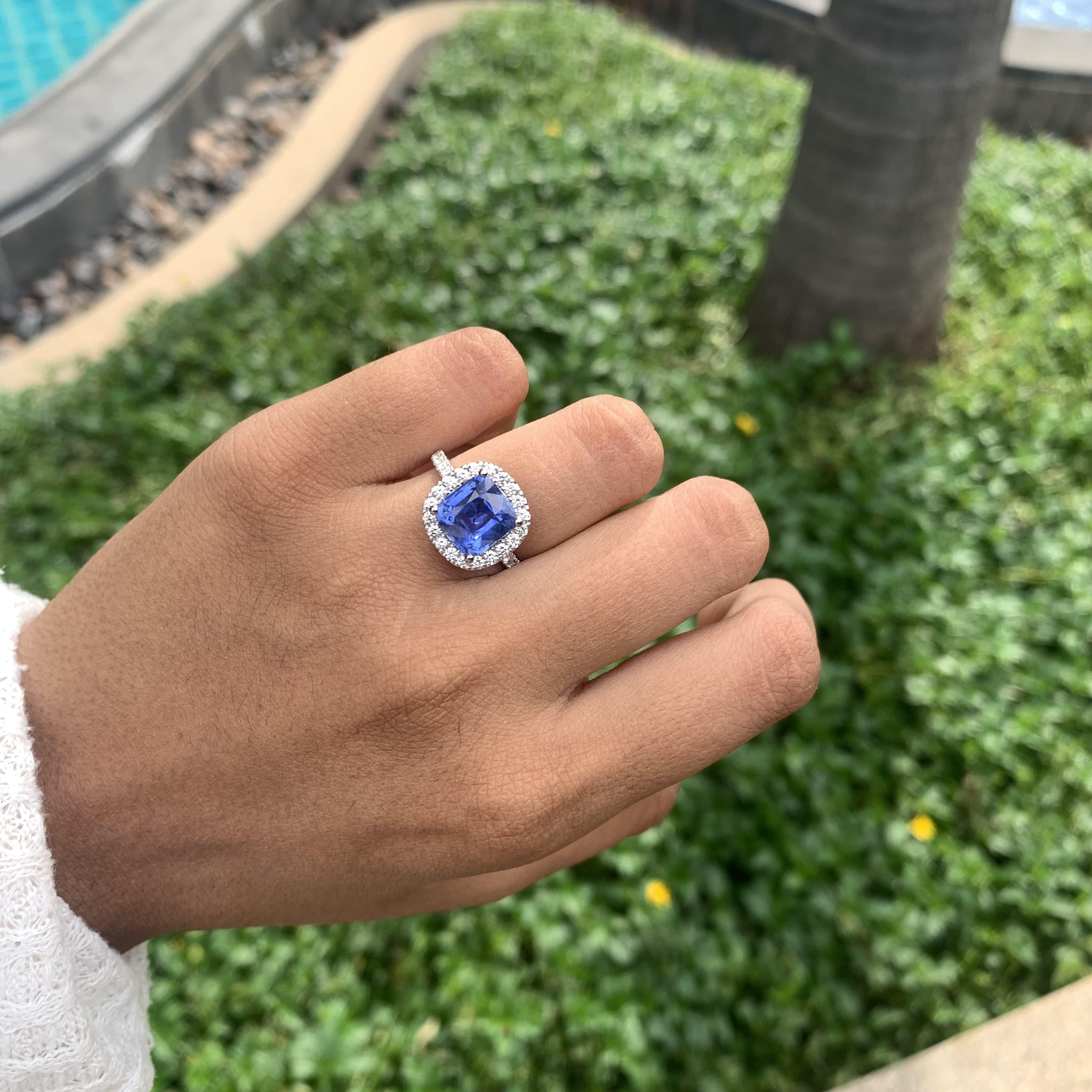 3,6 Karat Kornblumenblauer Saphir im Kissenschliff mit Halo-Diamanten 14K Weißgold Ring 1