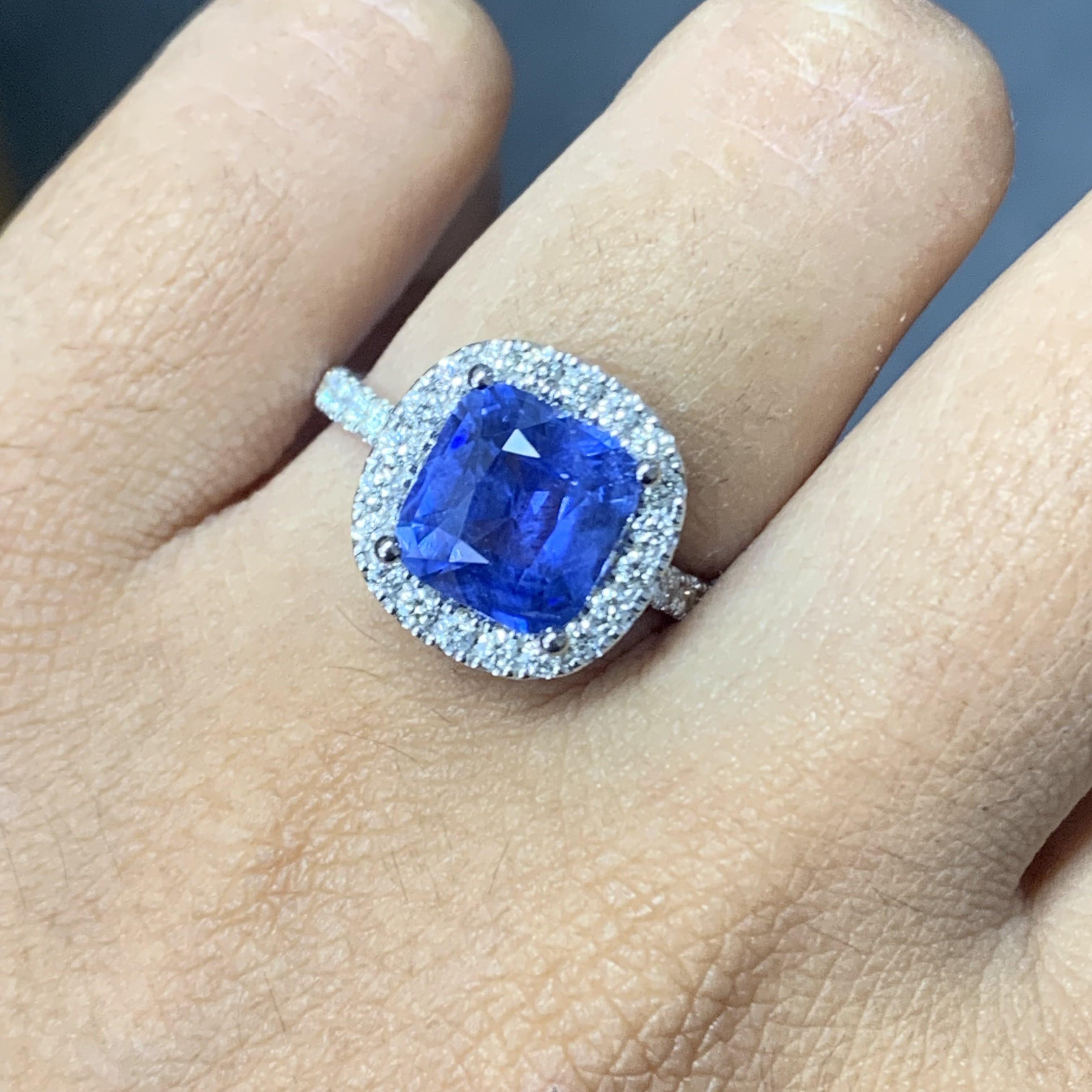 3,6 Karat Kornblumenblauer Saphir im Kissenschliff mit Halo-Diamanten 14K Weißgold Ring 4