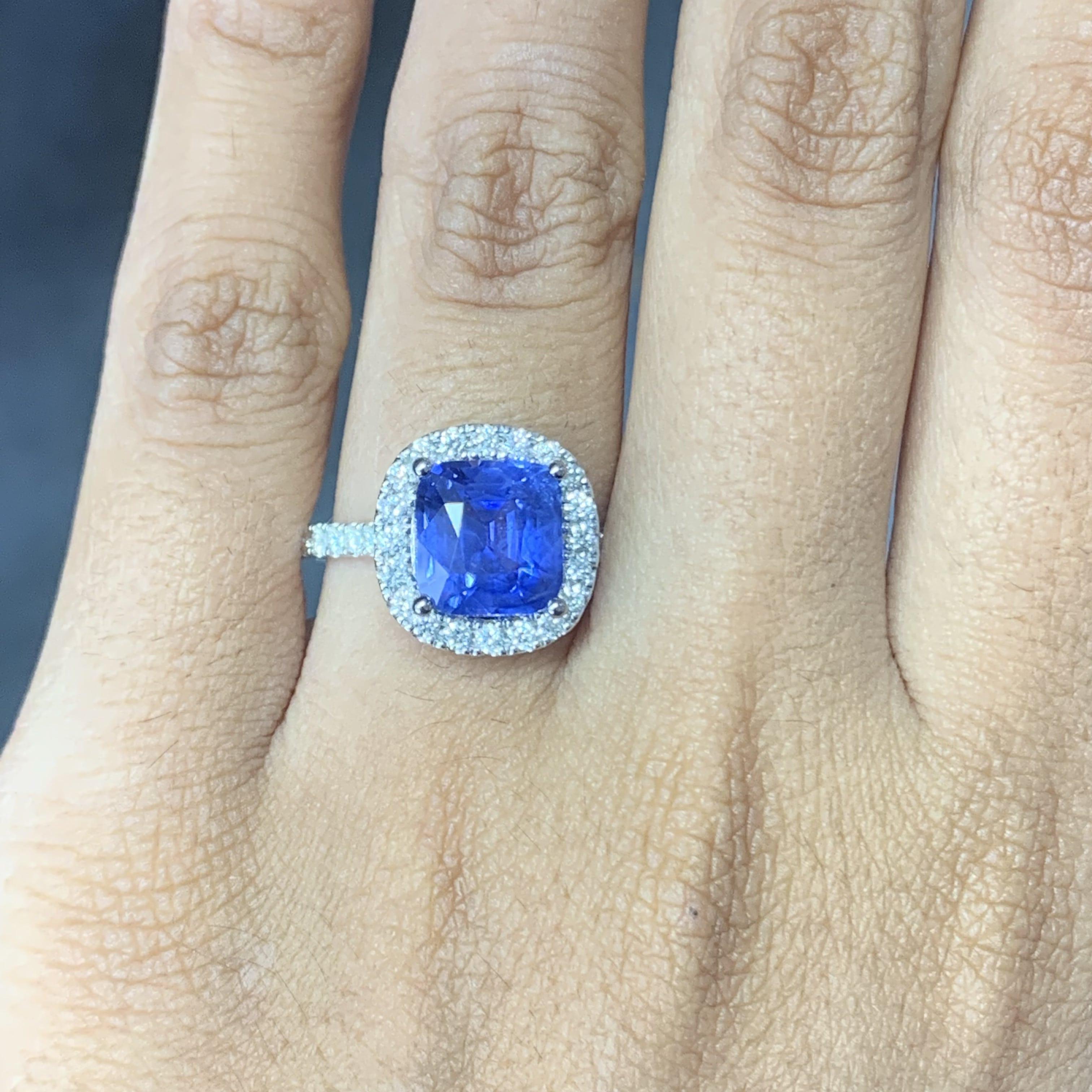 3,6 Karat Kornblumenblauer Saphir im Kissenschliff mit Halo-Diamanten 14K Weißgold Ring 5