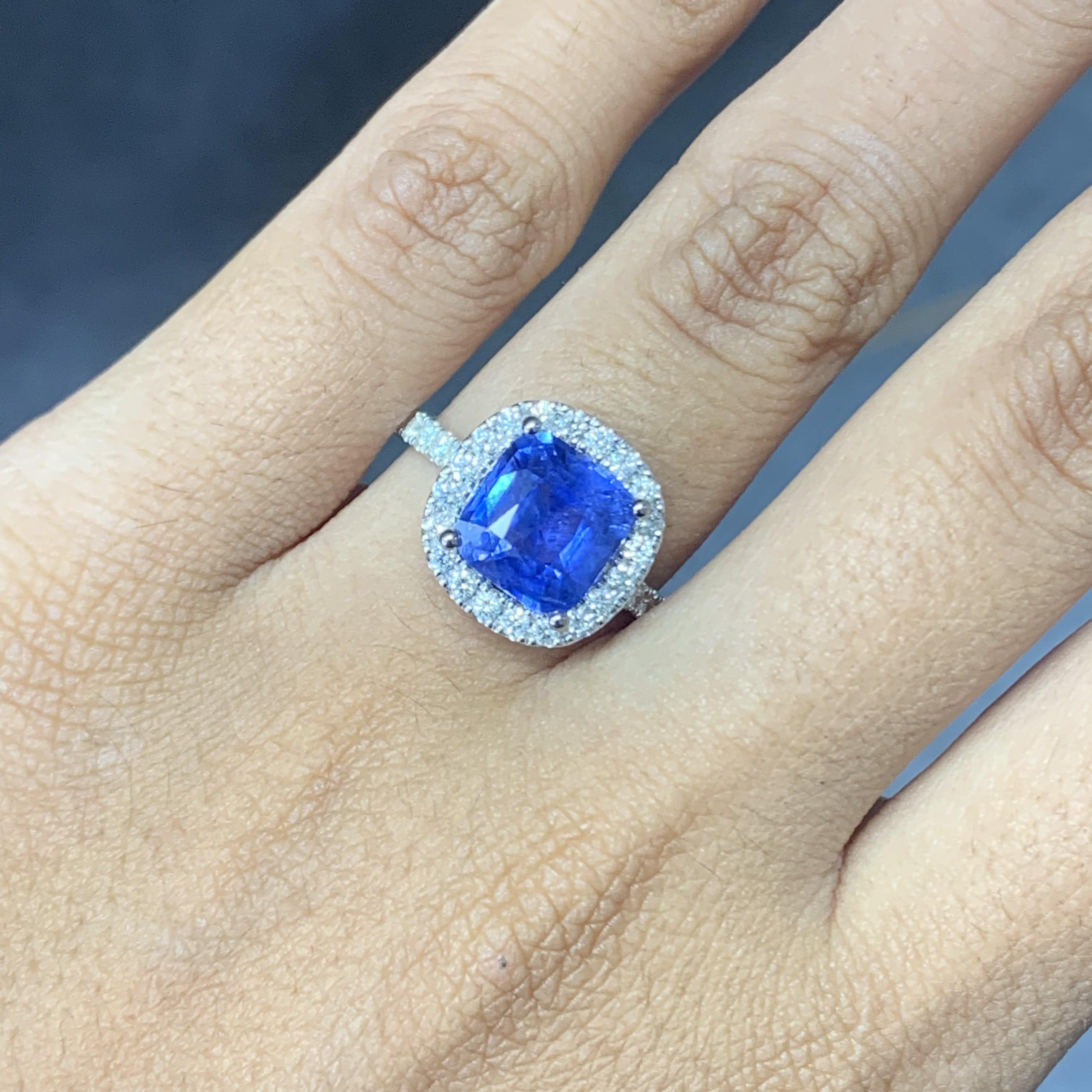 3,6 Karat Kornblumenblauer Saphir im Kissenschliff mit Halo-Diamanten 14K Weißgold Ring 6