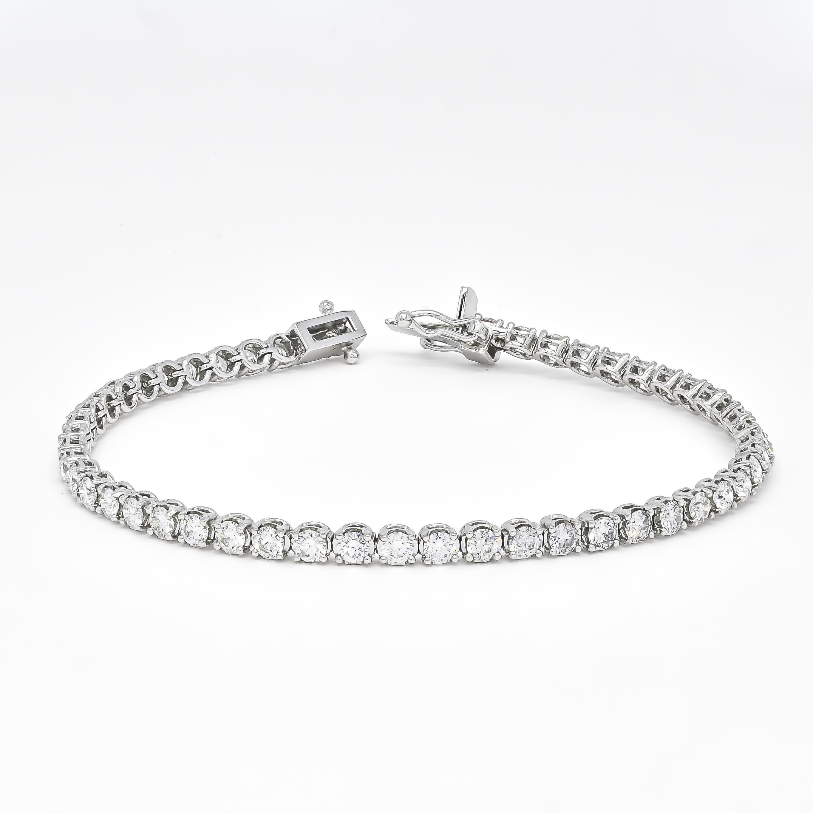 Classic 4.00 Carat Four Prong Tennis Bracelet in 18k White Gold Natural Diamonds In New Condition For Sale In Antwerpen, BE
