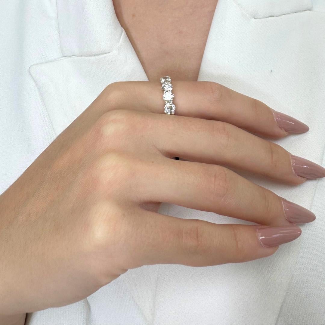 Bague classique en or blanc 18k avec 4.11ct de diamants - Certifiée IGI en vente 5