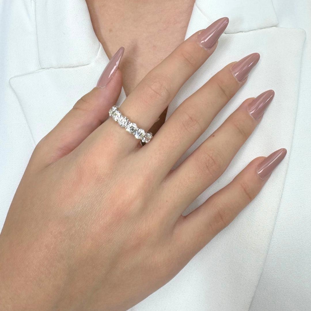 Bague classique en or blanc 18k avec 4.11ct de diamants - Certifiée IGI

Ce bracelet raffiné en or blanc 18 carats exsude une brillance intemporelle, mettant en valeur 10 diamants ronds de taille brillant totalisant 4,11 ct. Avec son design épuré et