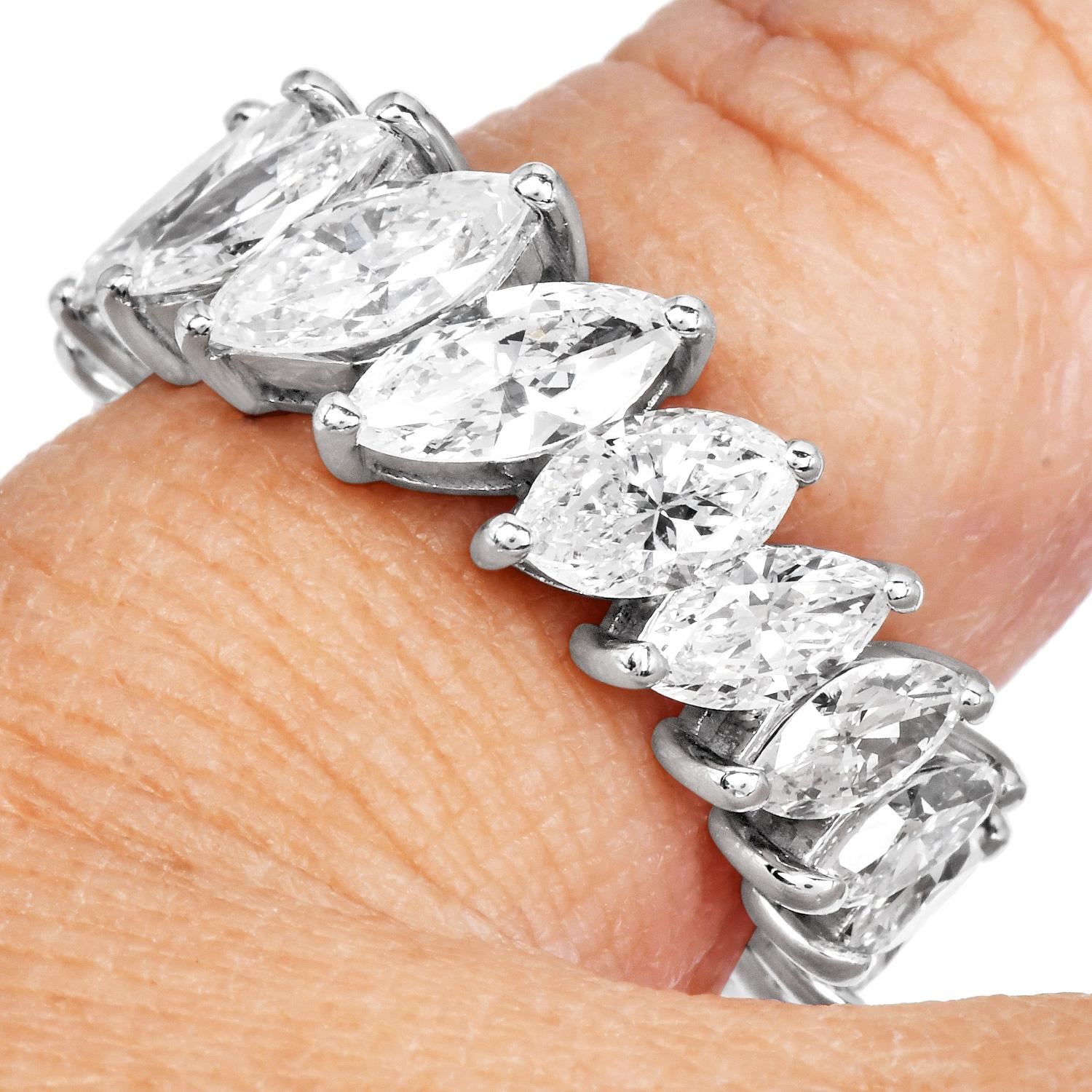 Questa fascia per l'eternità mozzafiato mostra un'eleganza senza tempo e un'eccezionale maestria. Realizzato in oro bianco 14 carati, l'anello presenta 20 diamanti graduati di alta qualità con taglio a marquise in un design continuo e incastonato