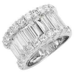 Klassischer breiter Goldring mit 4::90 Karat Diamant im Baguetteschliff
