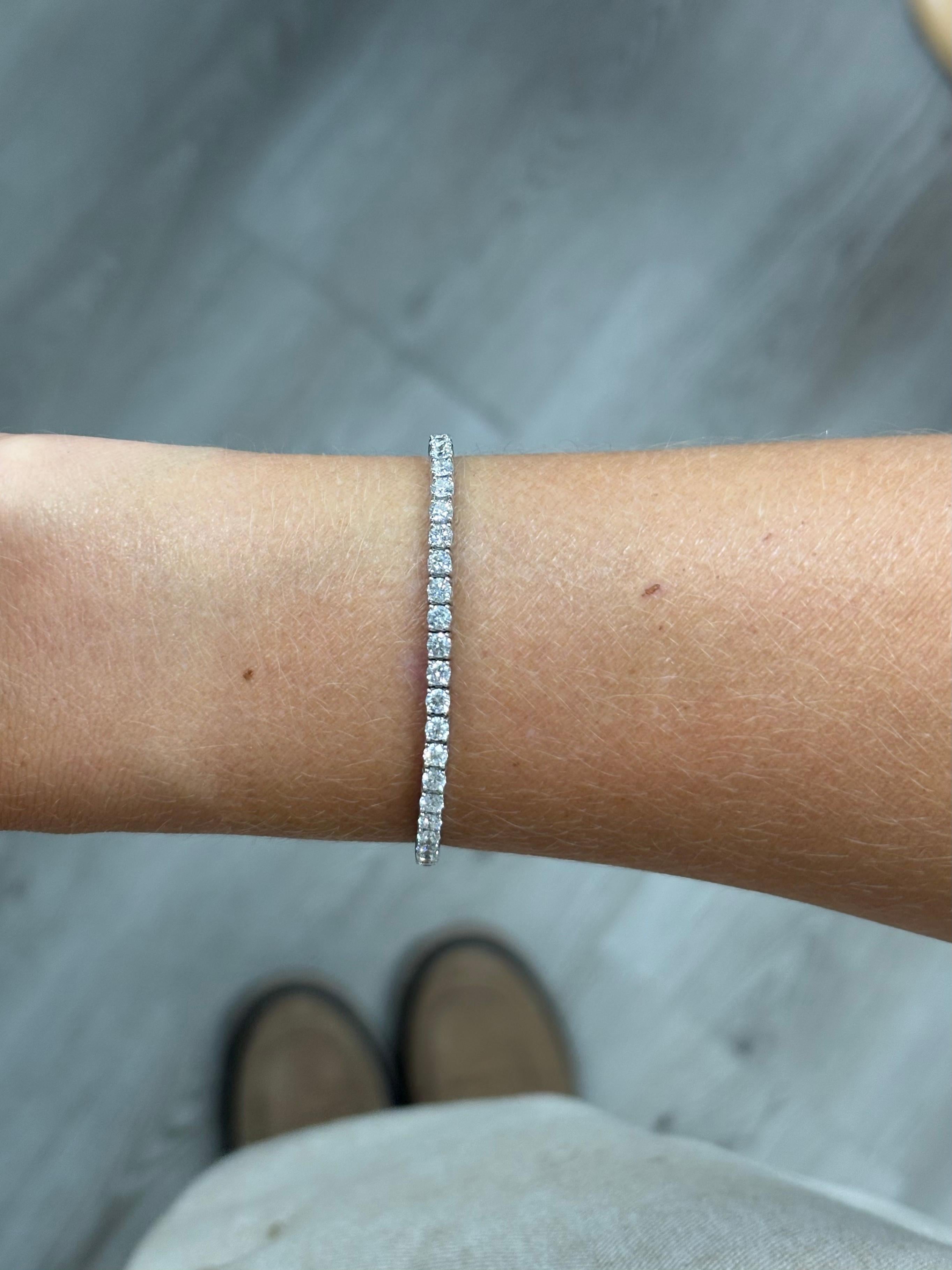 Clásica pulsera de tenis de cuatro garras de 5,00 quilates en oro blanco de 18 quilates con diamantes naturales en venta 1