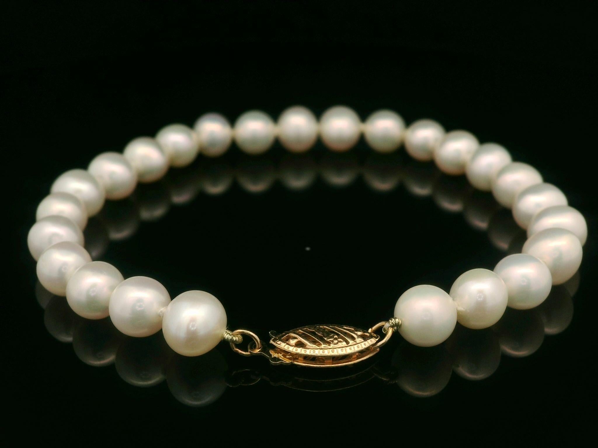 --Stone(s):--
(25) Genuine Cultured Pearl - Round Shape - White Color w/ Nice Luster- 6-7mm (approx.)

Material: String w/ Solid 14k Yellow Gold Clasp
Weight: 9.80 Grams
Chain Length: Measures 7