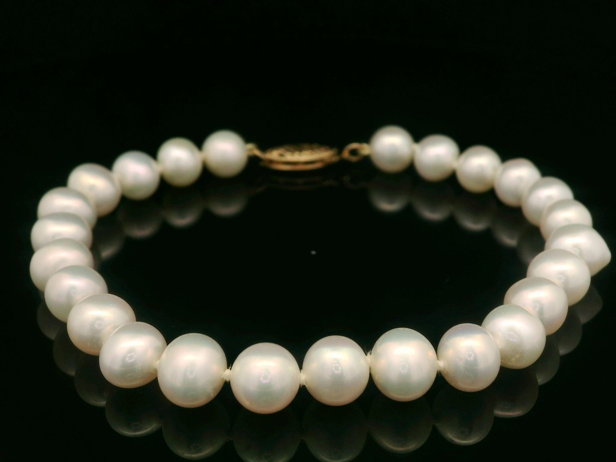 Classic 6-7mm Cultured Pearl Strand Bracelet w/ 14k Yellow Gold Hook Push Clasp In Excellent Condition For Sale In Montclair, NJ