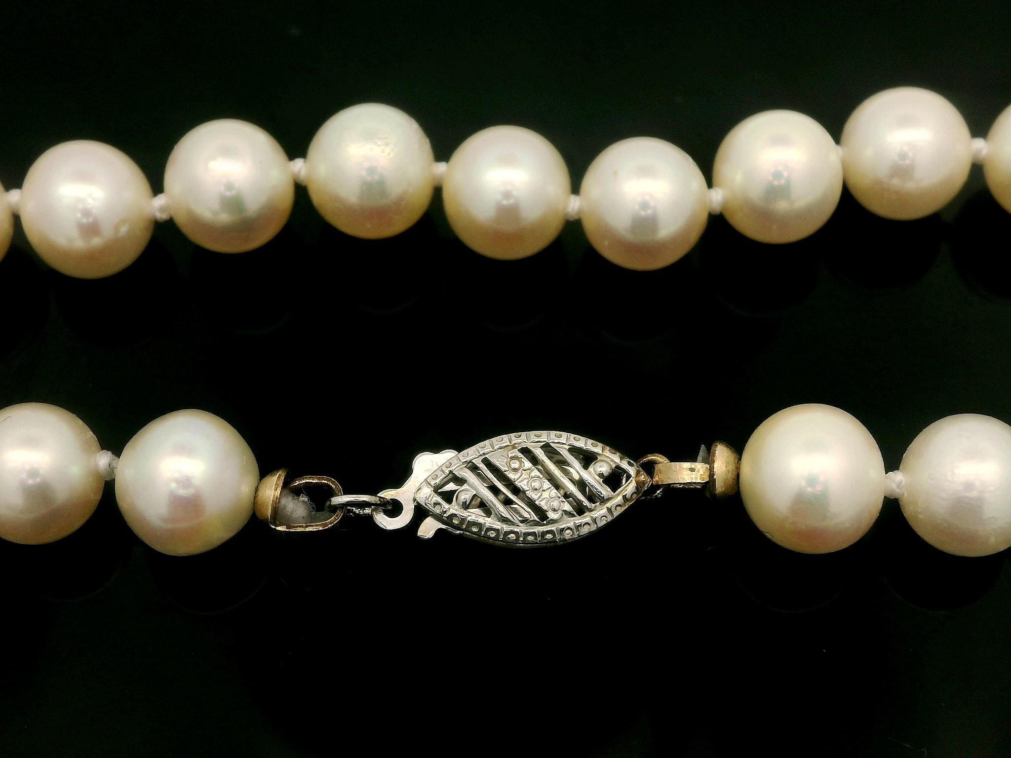 Taglio rotondo Collana classica con fili di perle coltivate da 6,5-7 mm con chiusura a filigrana in oro bianco 14k in vendita