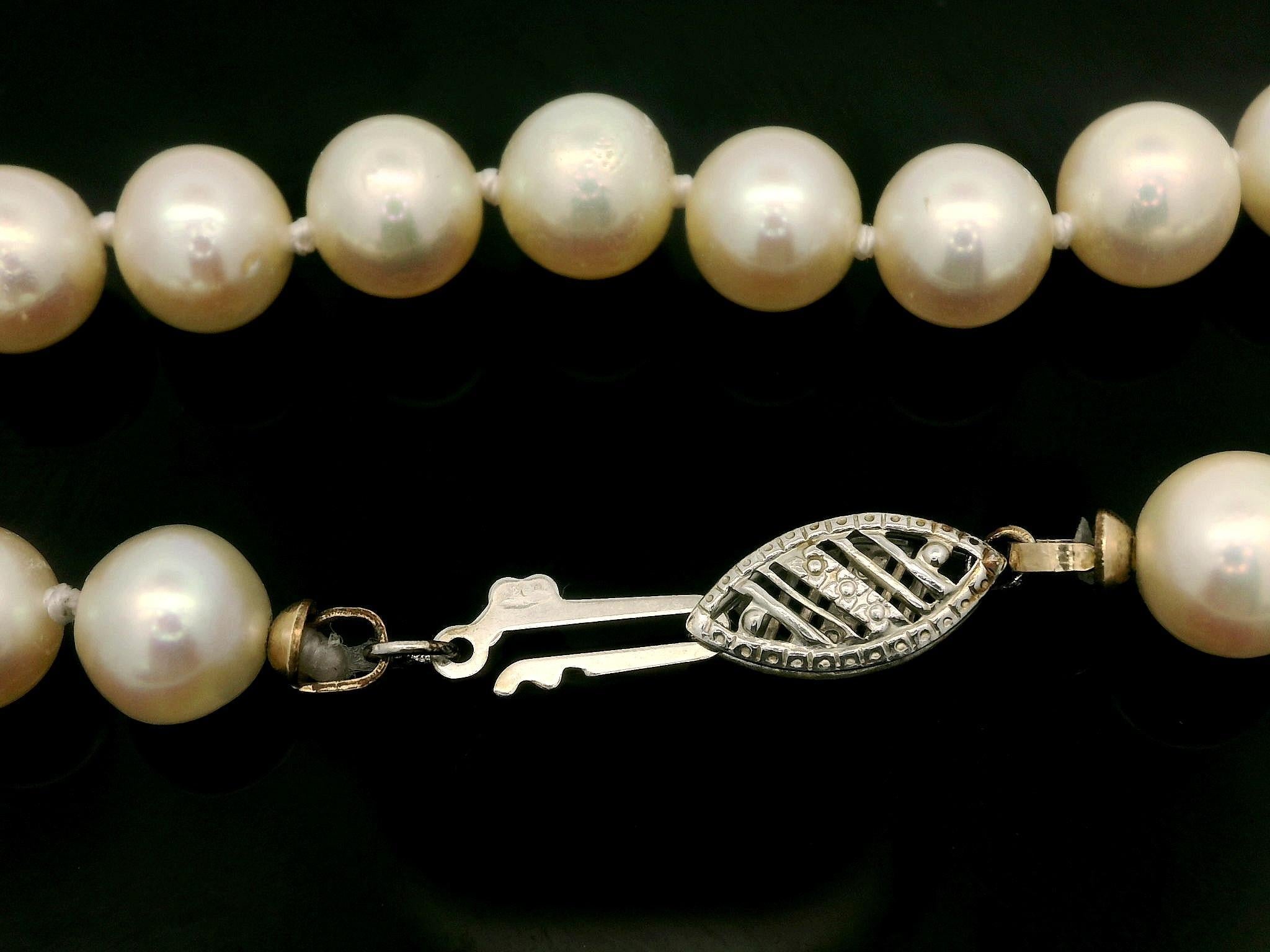 Collana classica con fili di perle coltivate da 6,5-7 mm con chiusura a filigrana in oro bianco 14k In condizioni ottime in vendita a Montclair, NJ