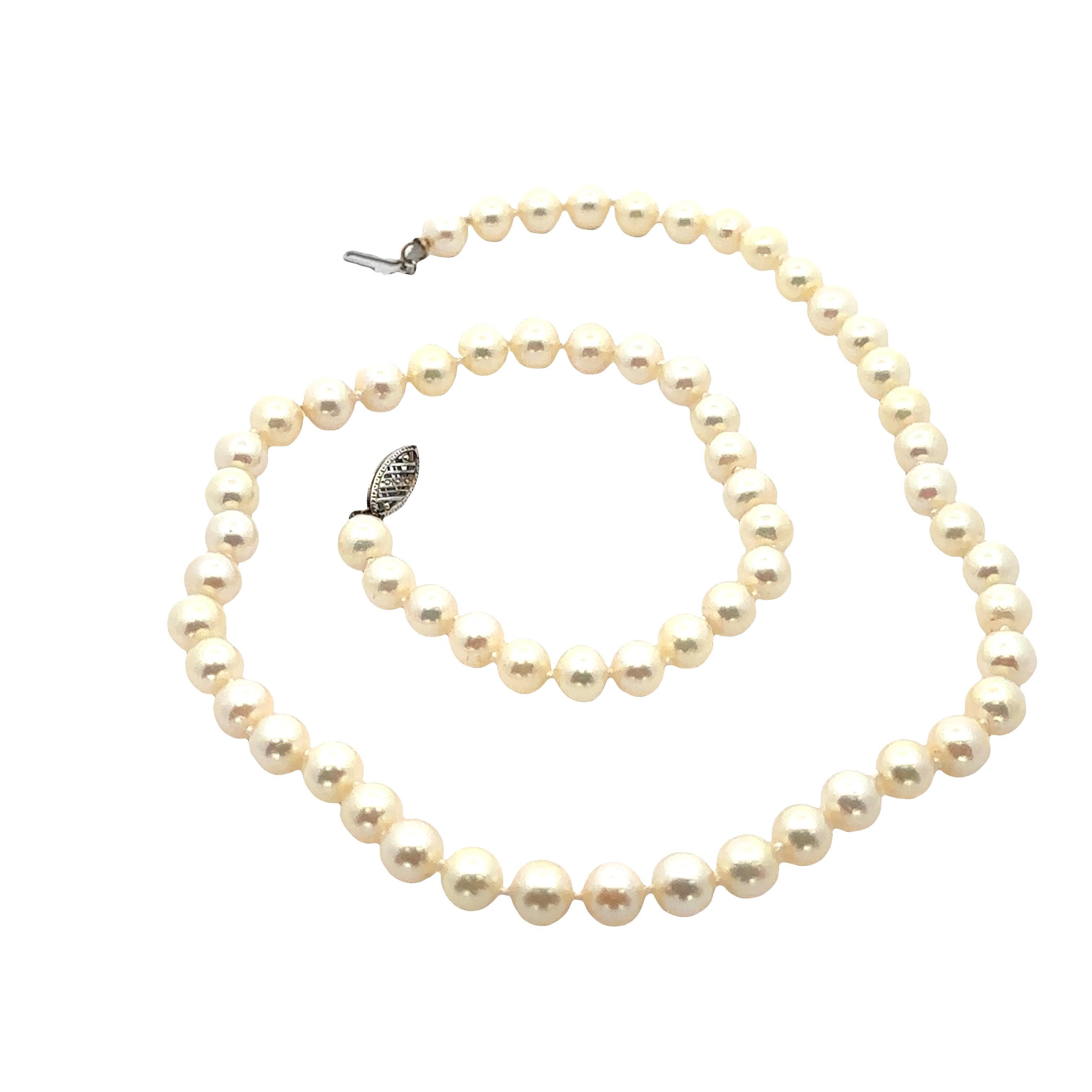 Donna Collana classica con fili di perle coltivate da 6,5-7 mm con chiusura a filigrana in oro bianco 14k in vendita