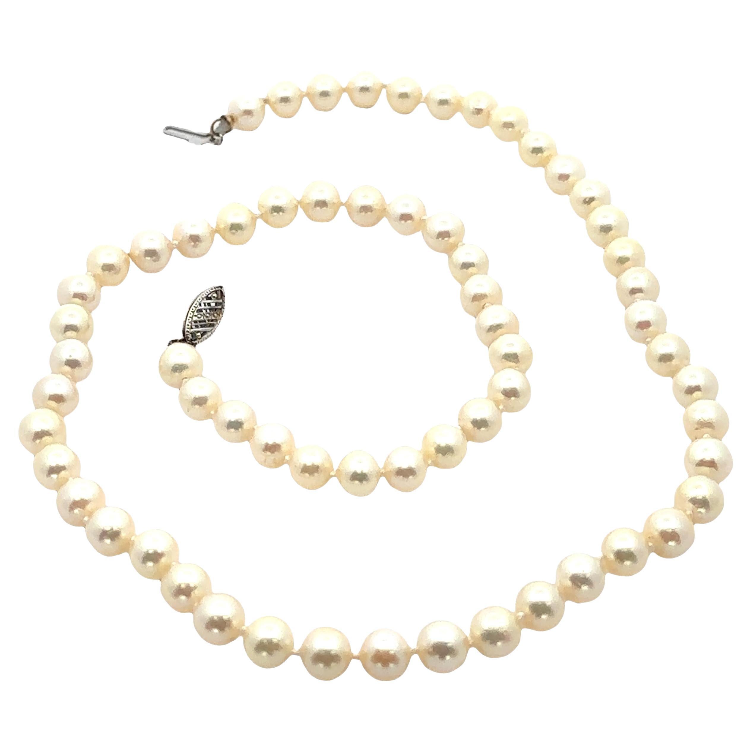 Collana classica con fili di perle coltivate da 6,5-7 mm con chiusura a filigrana in oro bianco 14k in vendita