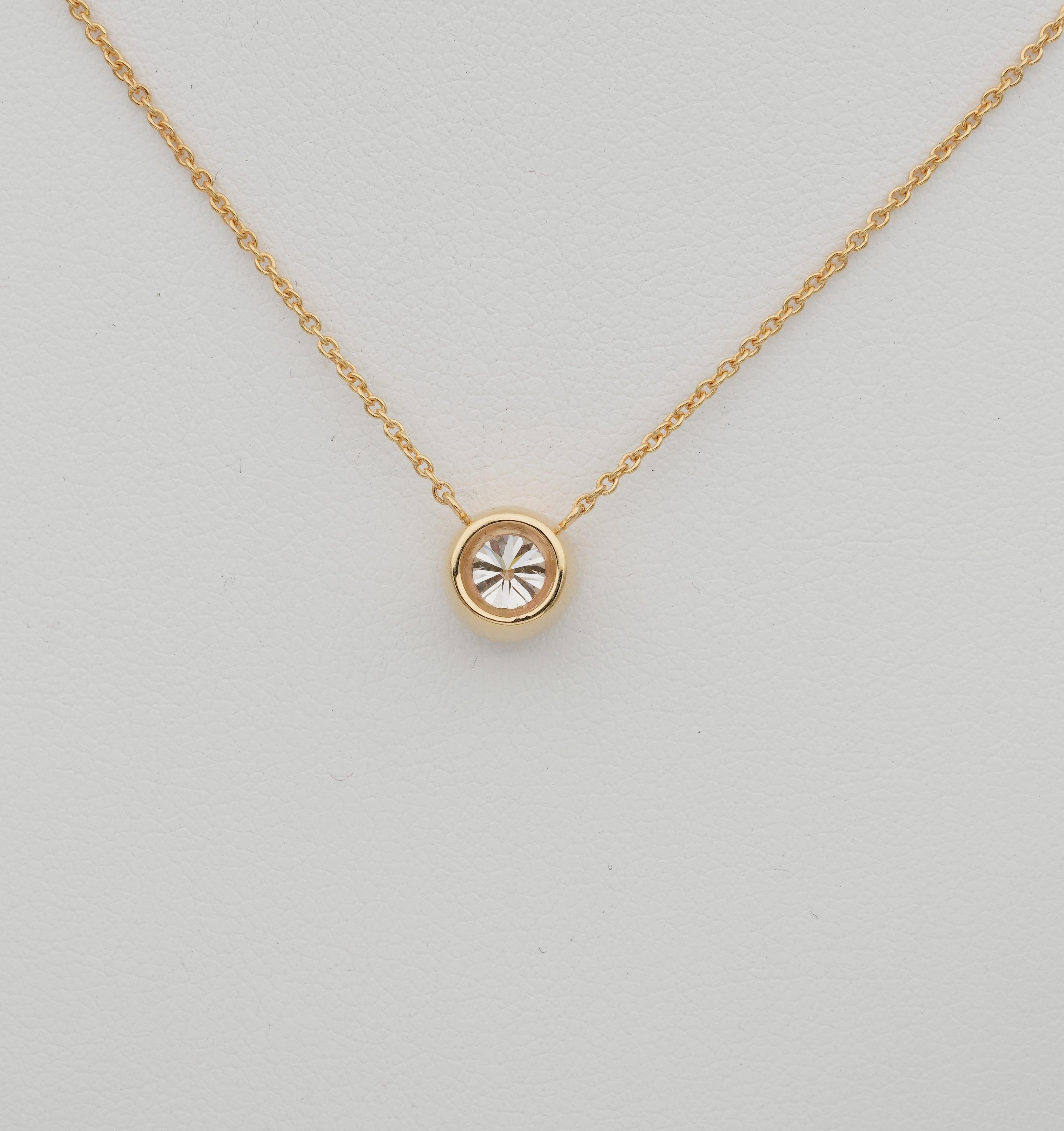 Classic .70 Carat G VVS Diamond Pendant Plus Chain Necklace In Excellent Condition For Sale In Napoli, IT
