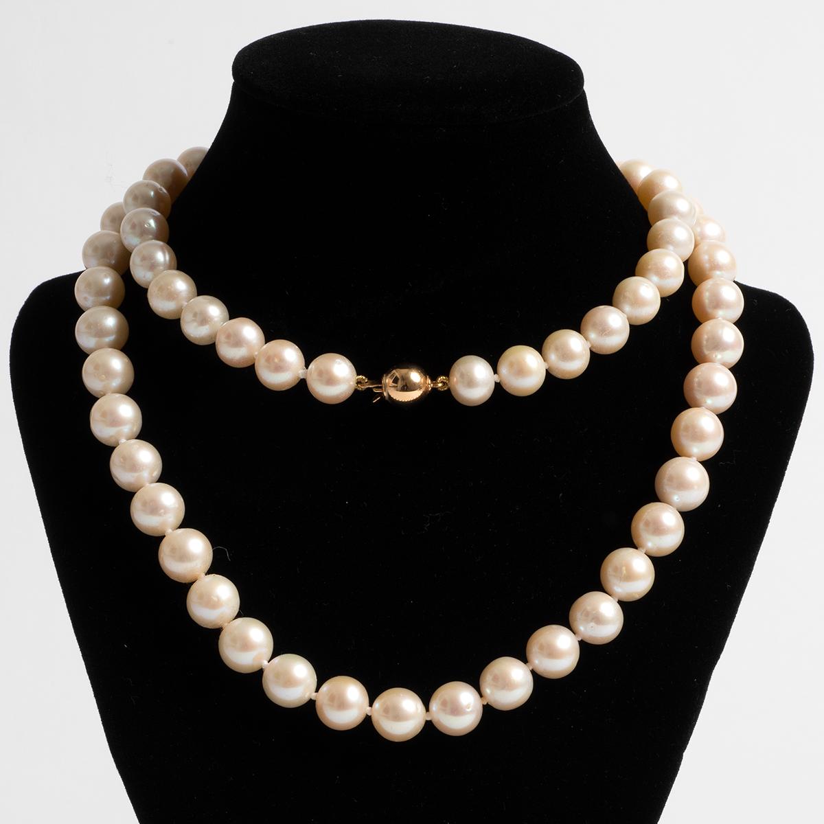 Round Cut Classic 9 Carat Clasp of Single String of Cultured Pearls