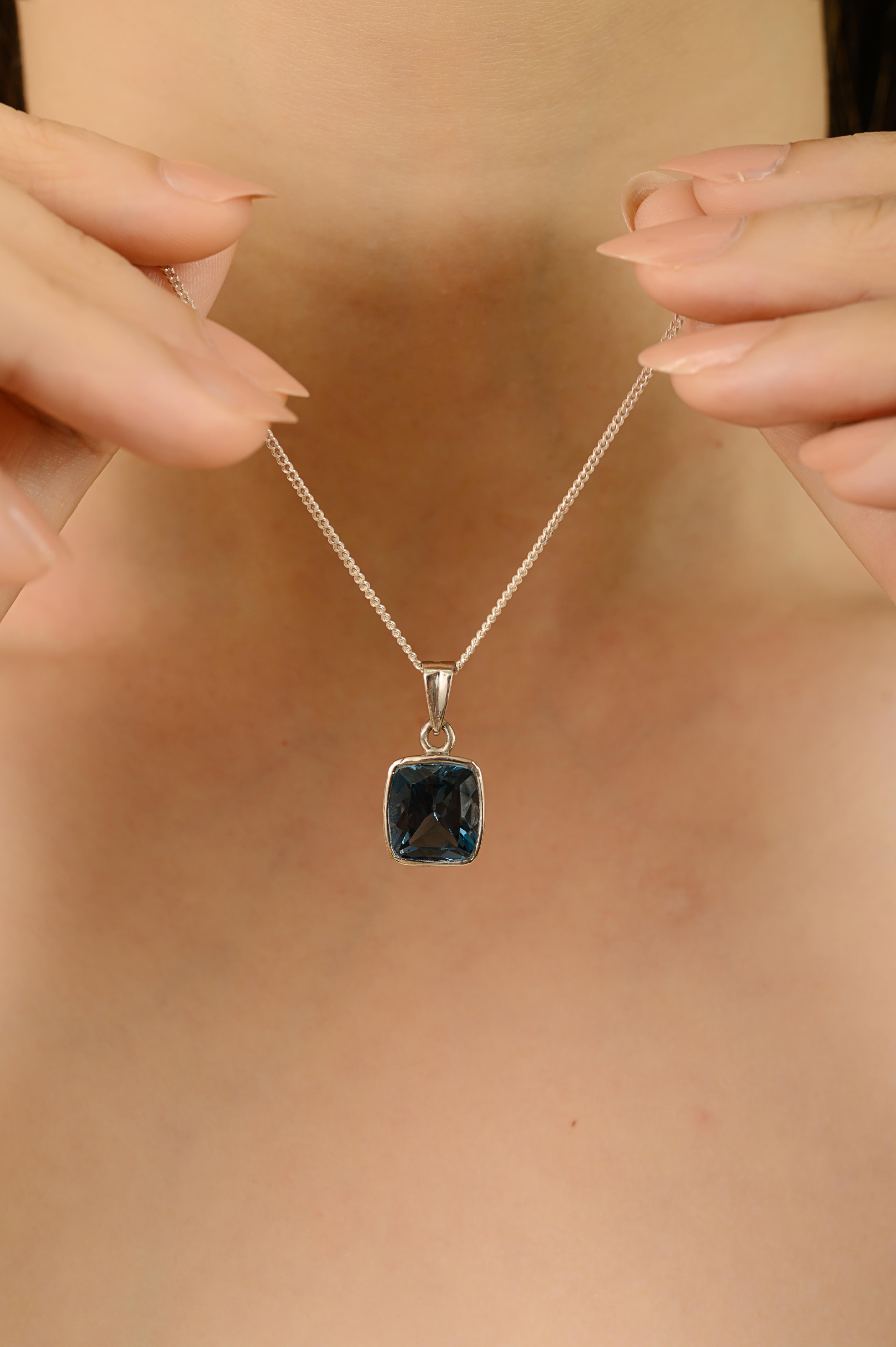 Taglio cuscino Ciondolo classico in argento Sterling 925 con topazio blu di Londra naturale da 6,5 carati per lei in vendita