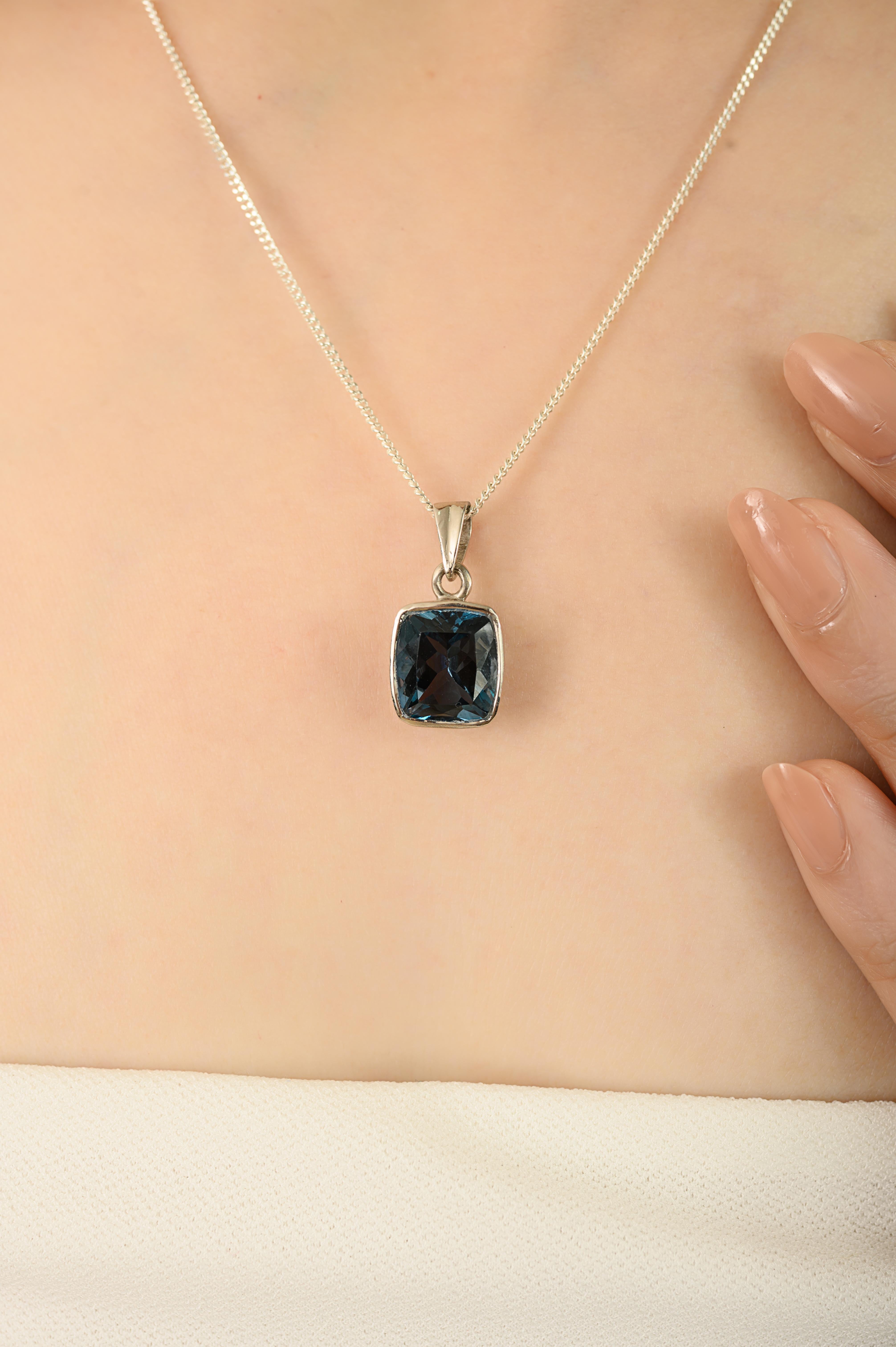 Donna Ciondolo classico in argento Sterling 925 con topazio blu di Londra naturale da 6,5 carati per lei in vendita