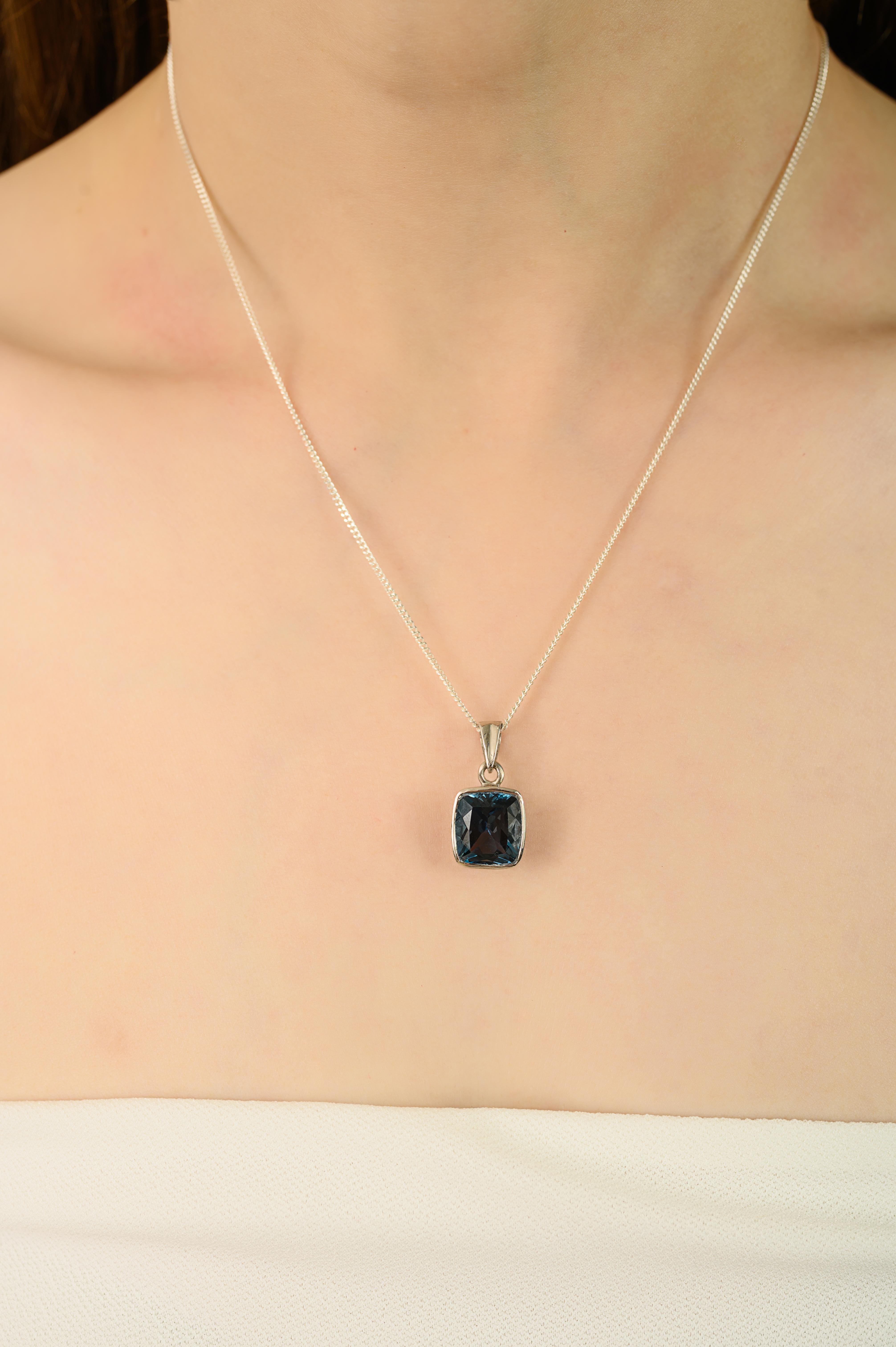 Ciondolo classico in argento Sterling 925 con topazio blu di Londra naturale da 6,5 carati per lei in vendita 2