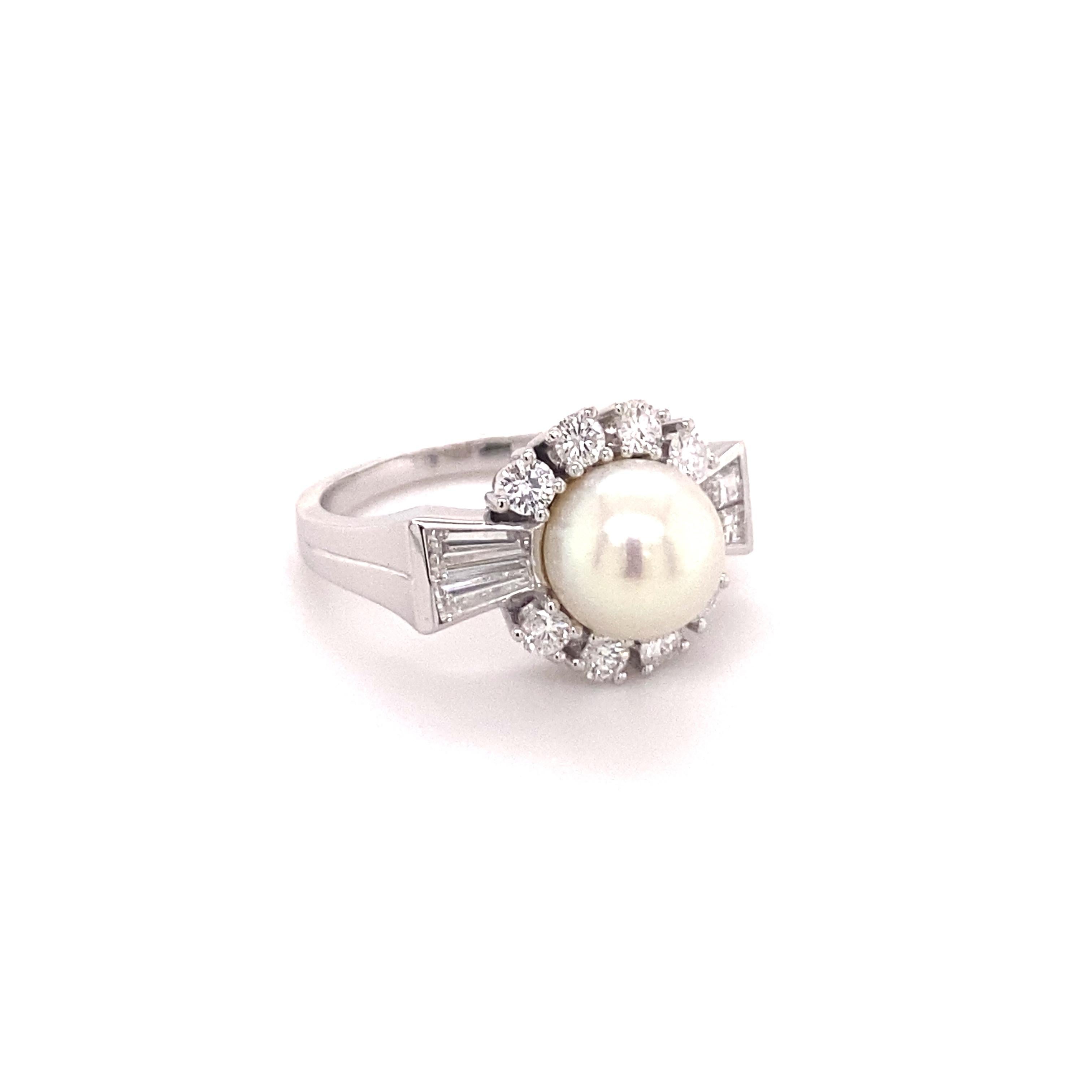 This timelessly elegant ring in 18 karat white gold is set with a white round Akoya cultured pearl of 7.8 mm in diameter. The half-entourage of 8 brilliant-cut diamonds is given a modern twist by the four trapezoid-cut diamonds - two on each side.