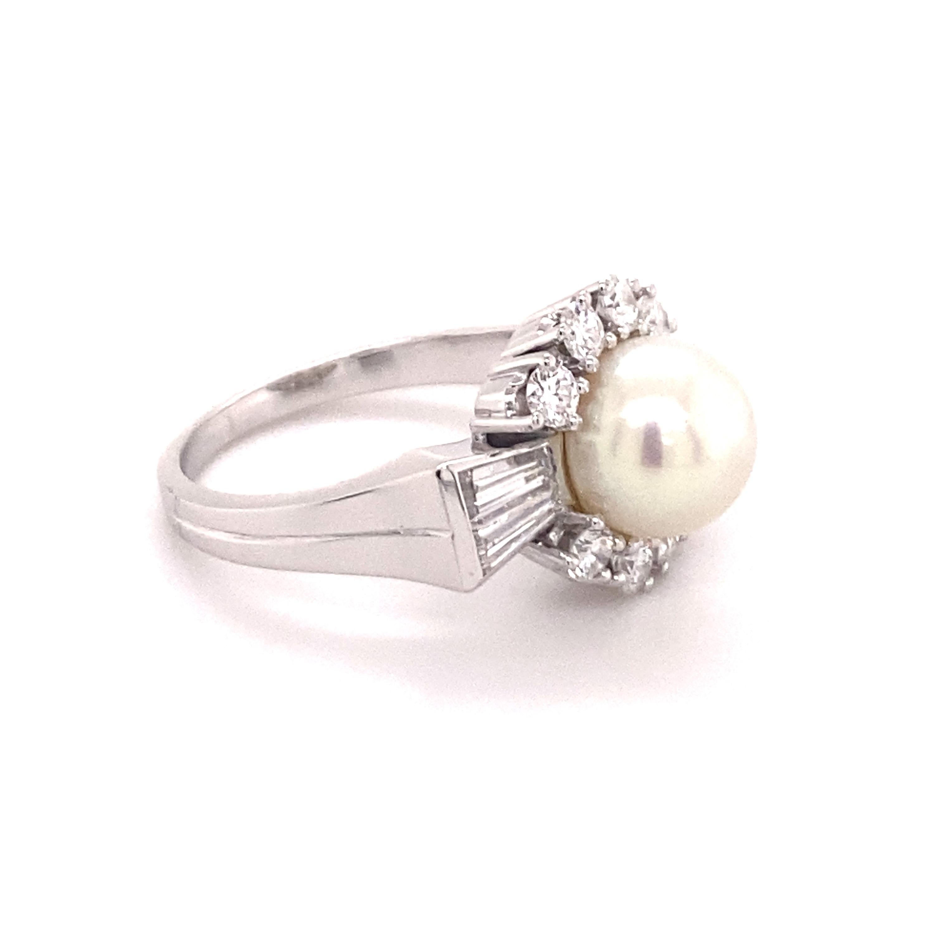 Classic Akoya Cultured Pearl and Diamond Ring in 18 Karat White Gold In Excellent Condition In Lucerne, CH