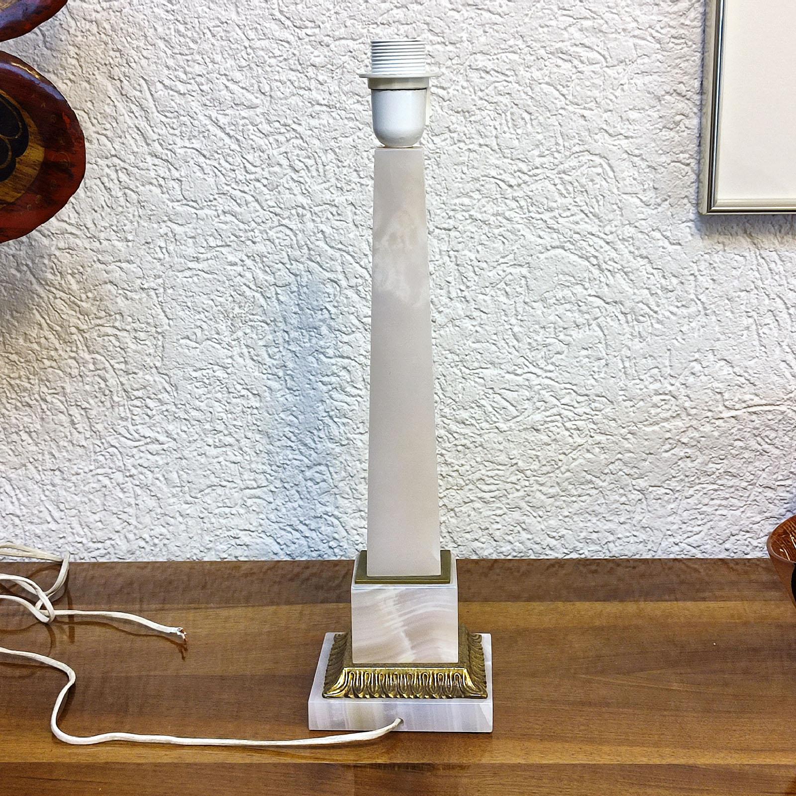Classic Alabaster and Bronze Obelisk Table Lamp, Italy In Excellent Condition For Sale In Bochum, NRW