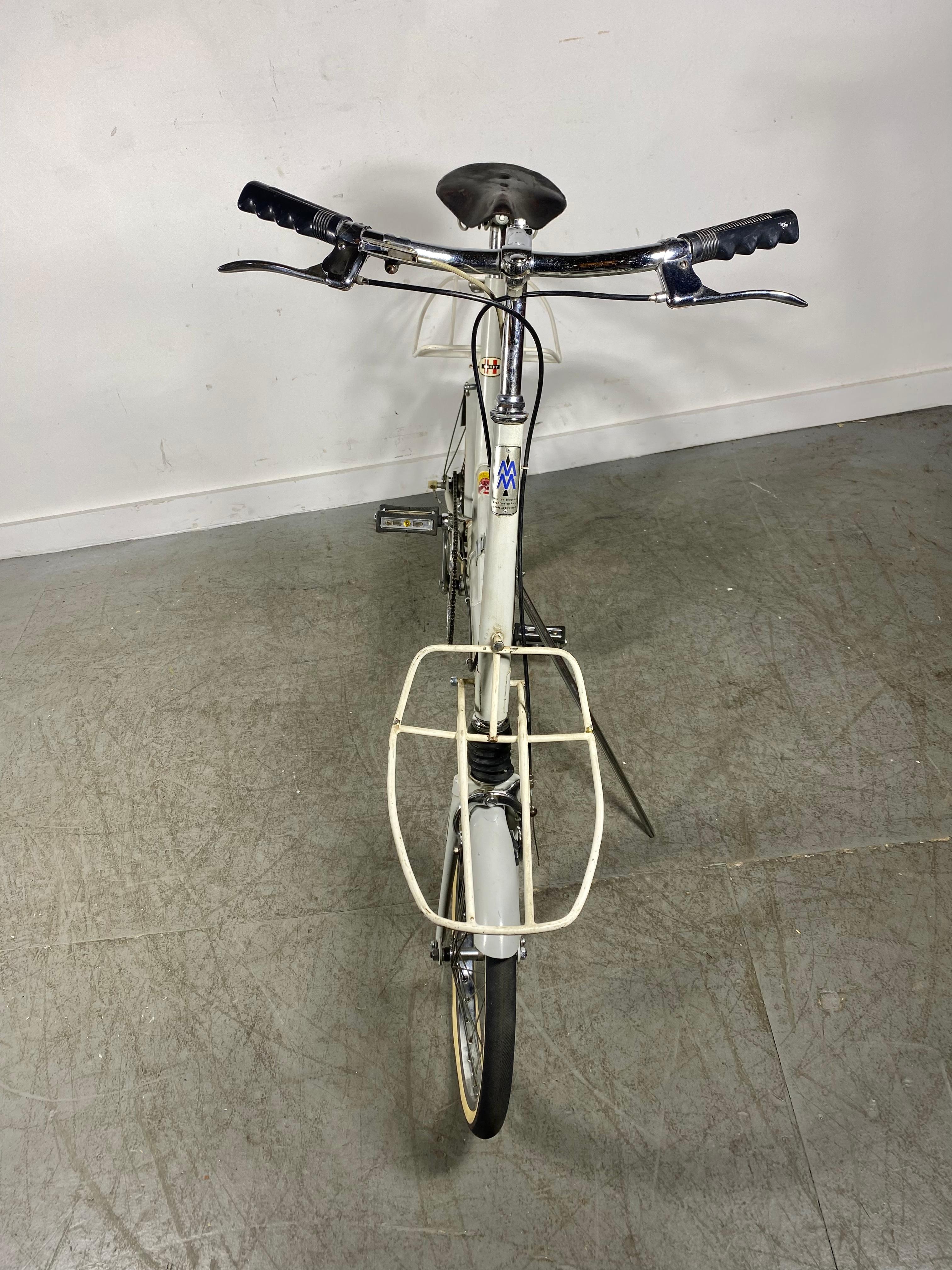 Classic Alex Moulton 4-speed Bicycle, modernist design In Good Condition For Sale In Buffalo, NY