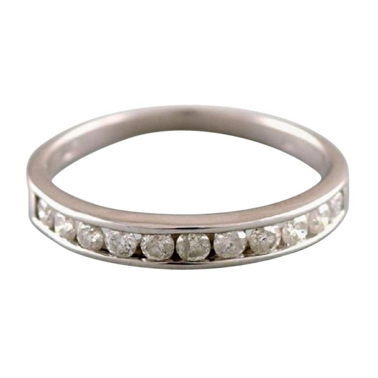 Bague Alliance classique en or blanc 10 carats avec de nombreux diamants en vente