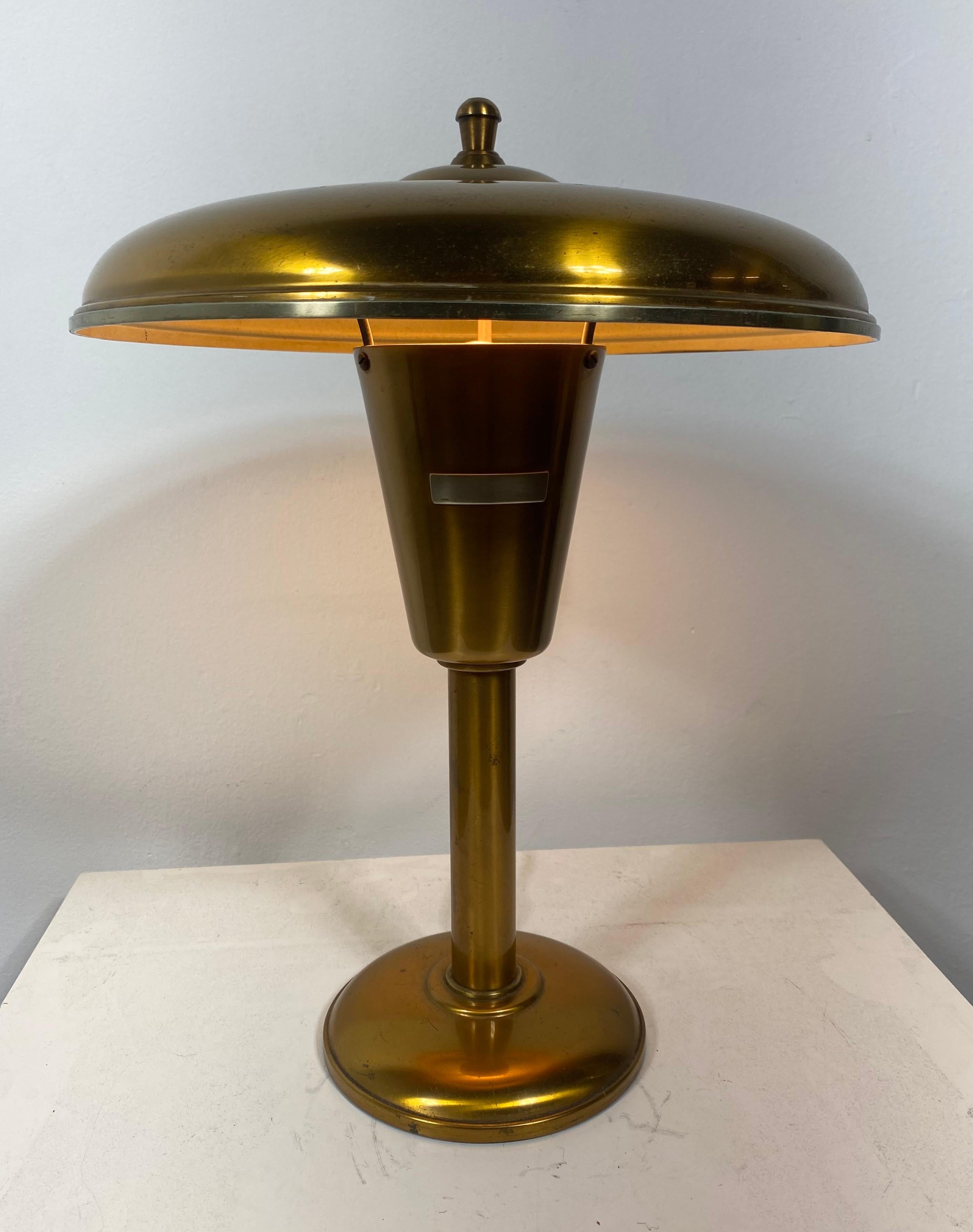 Klassisches amerikanisches Art Deco, Faries Tisch-/Auftragslampe um 1930, schlankes, einfaches, elegantes Design, Normandie-Bronze-Finish. kleiner Schönheitsfehler an der Oberseite des Schirms.